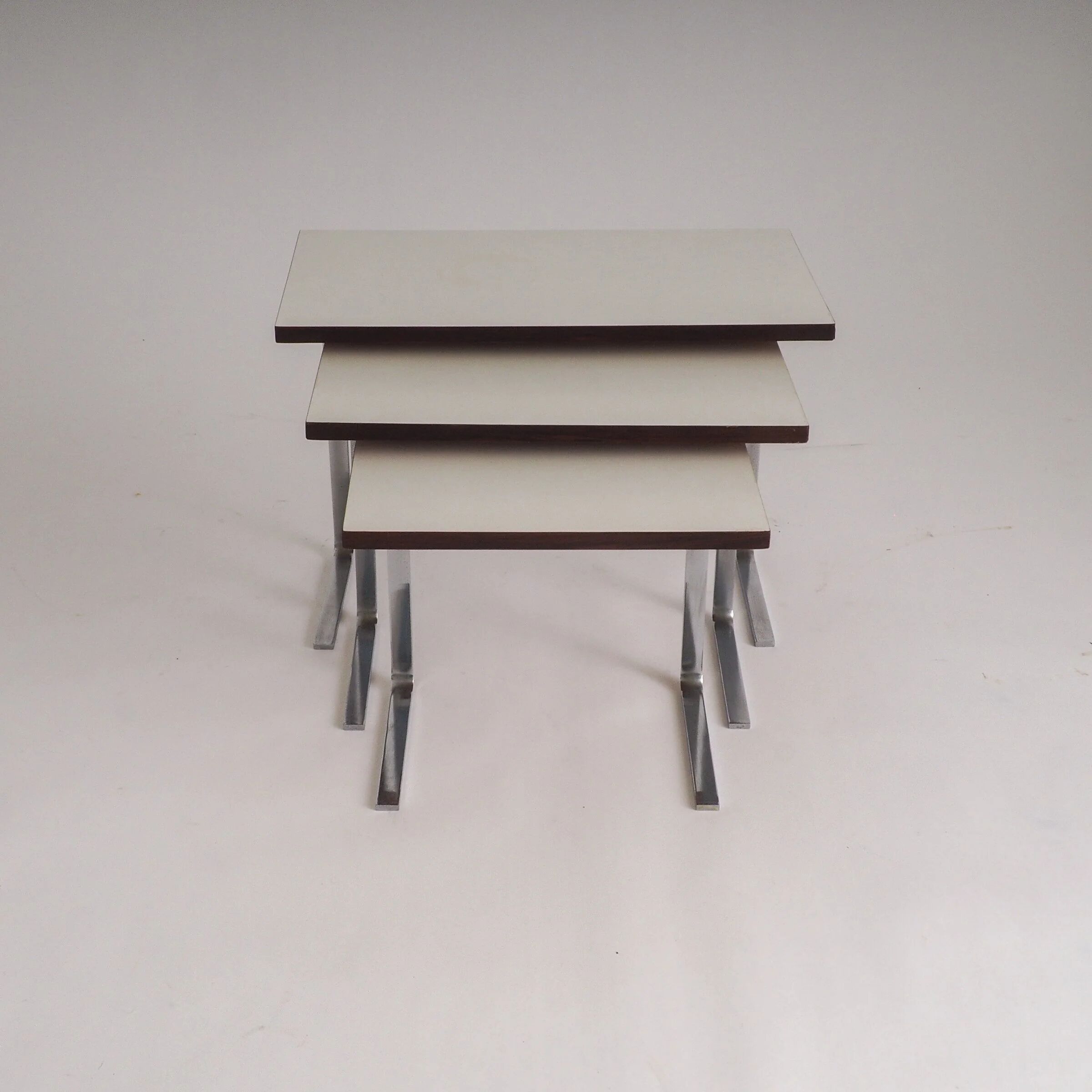 Set of 3 minimalistic nesting side tables