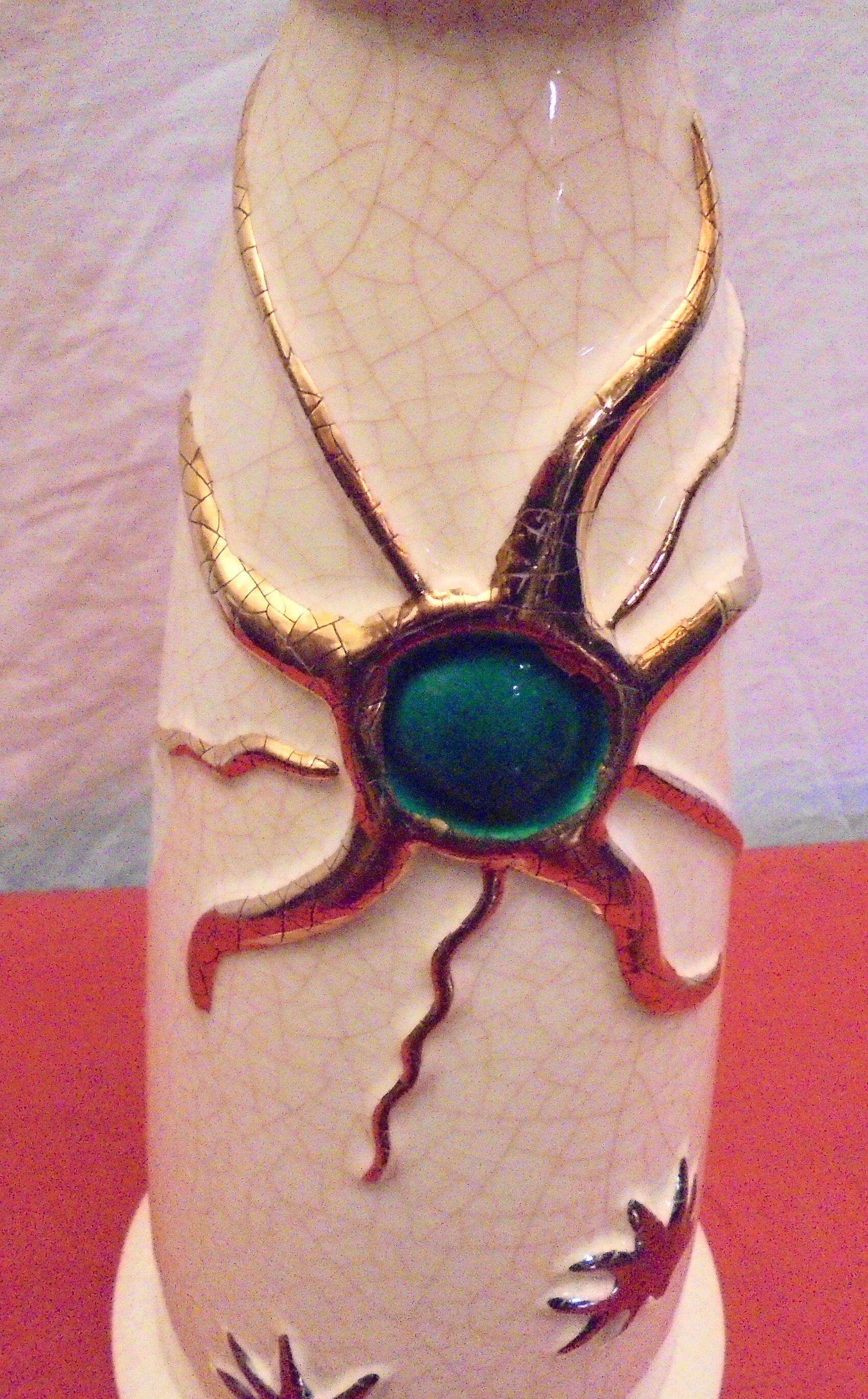 Longwy-designed lamp pose