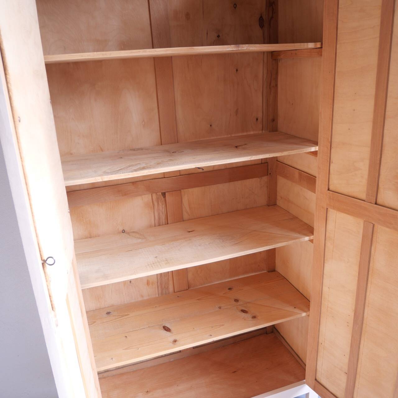 Armoire parisienne rose poudrée