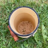 Pot à lait ancien en tôle émaillée