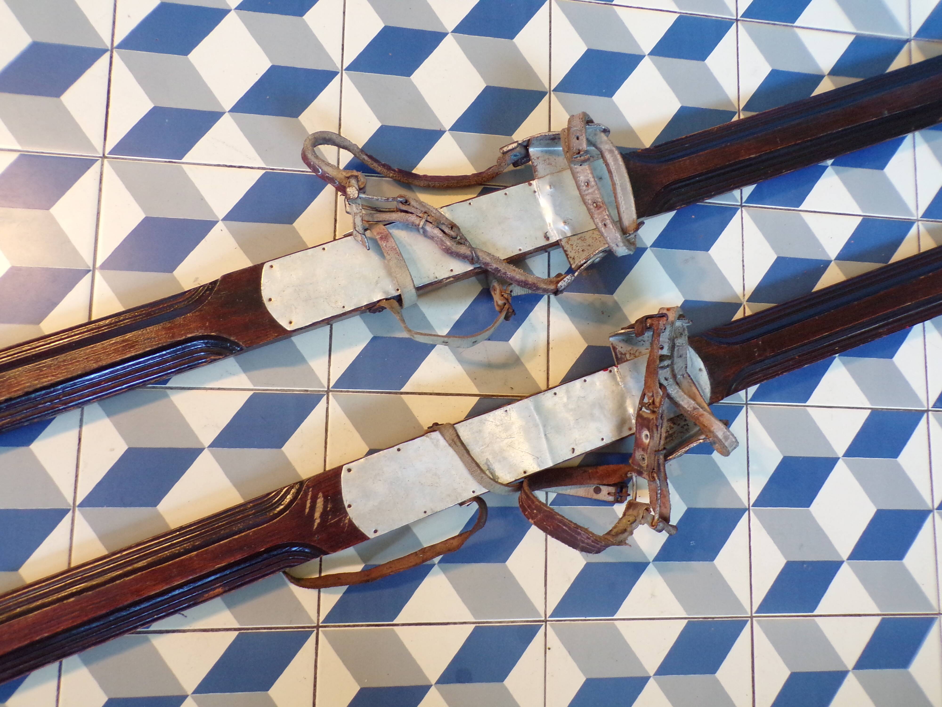 Paire de skis vintage en bois