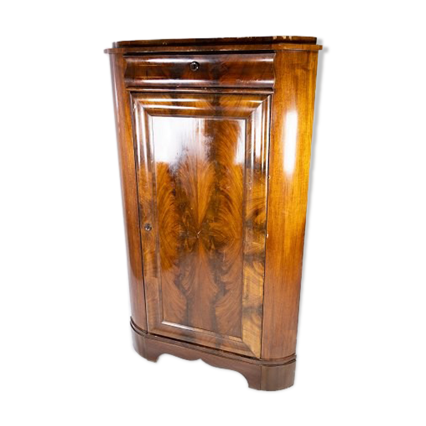 Antique late empire corner cabinet of mahogany and in great vintage condition from the 1840s.