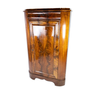 Antique late empire corner cabinet of mahogany and in great vintage condition from the 1840s.