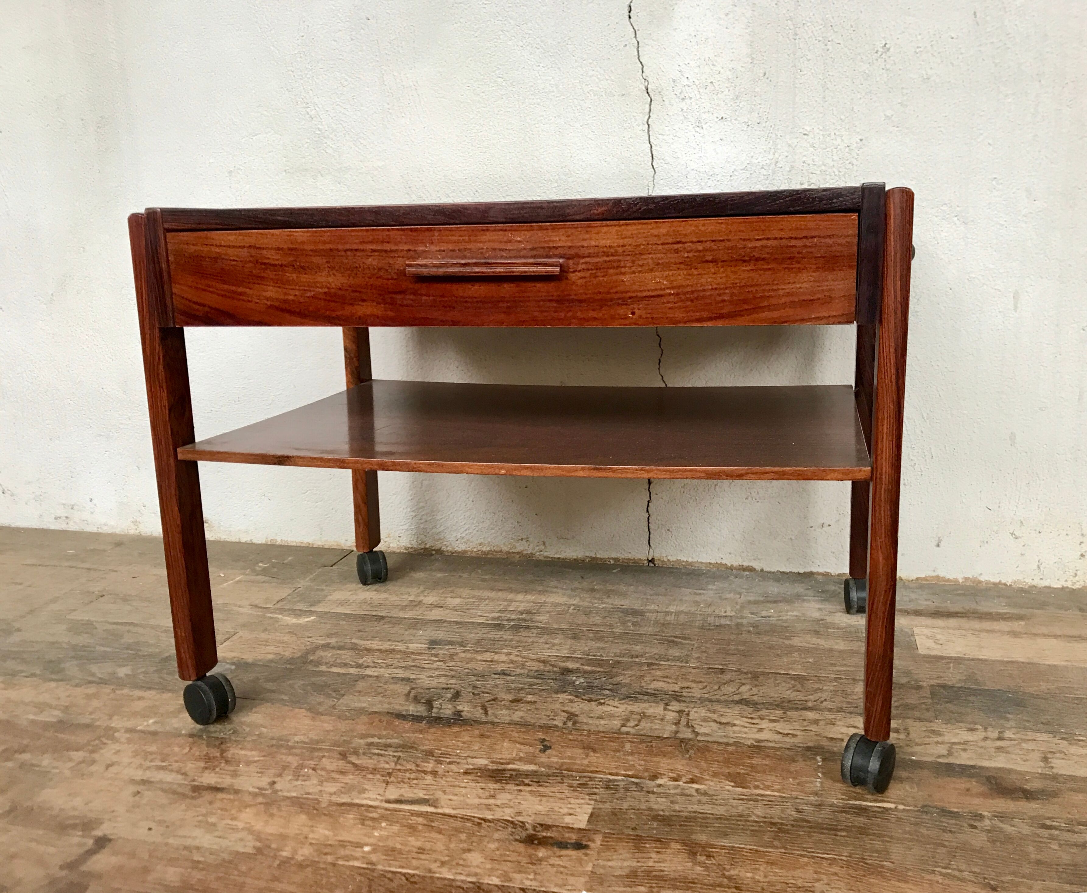 Meuble vintage - scandinave en palissandre sur roulette 1960