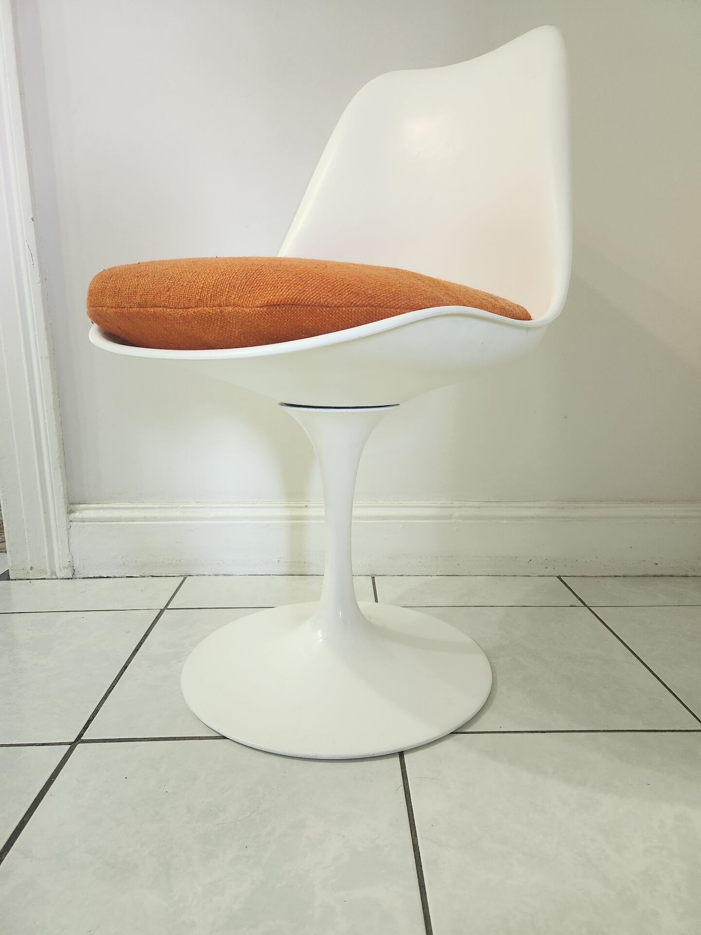 Chaise pivotante Tulip design de Eero Saarinen pour Knoll Int.