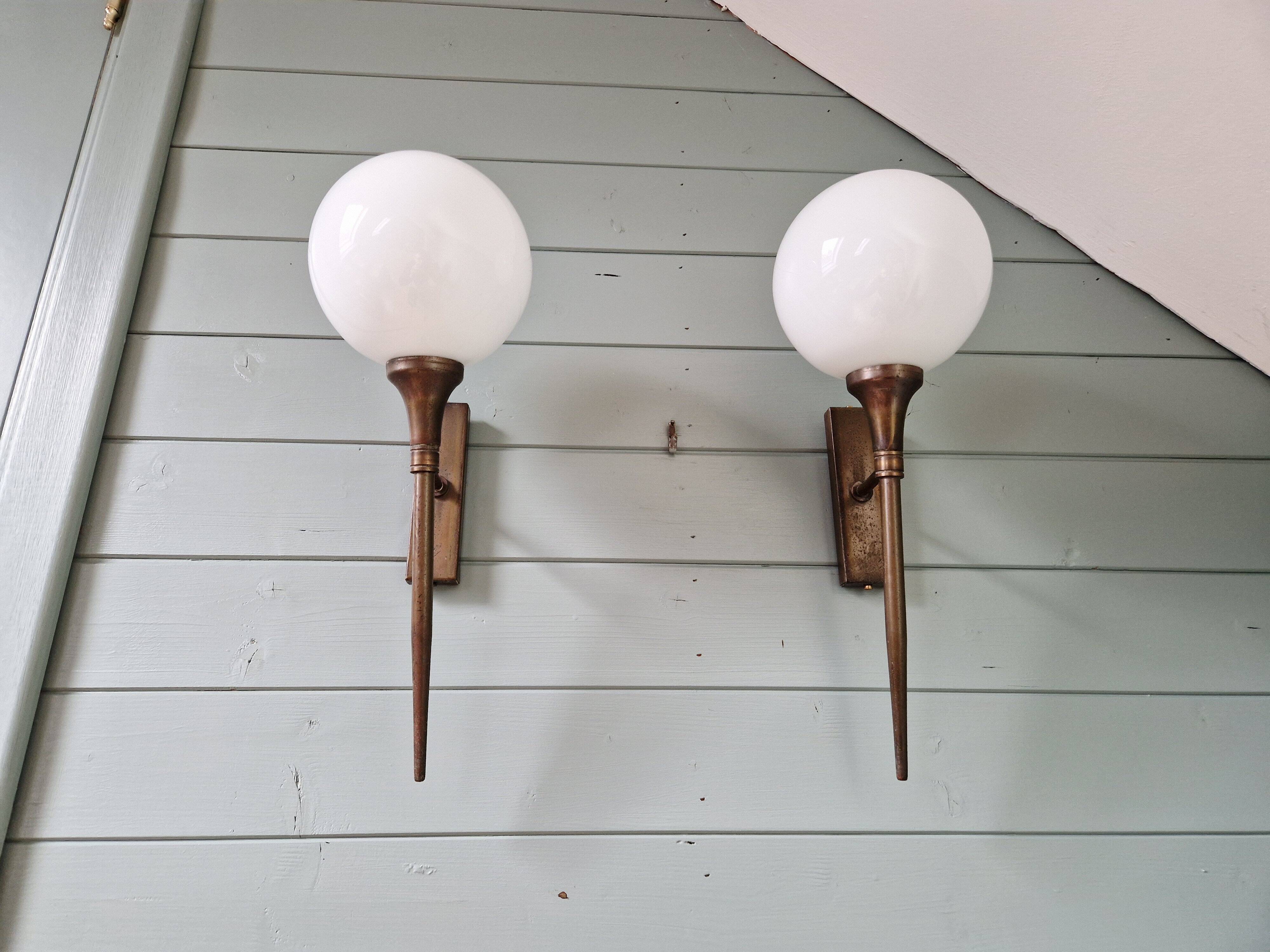Pair of Art Deco wall sconces in brass and white opaline, 1930.