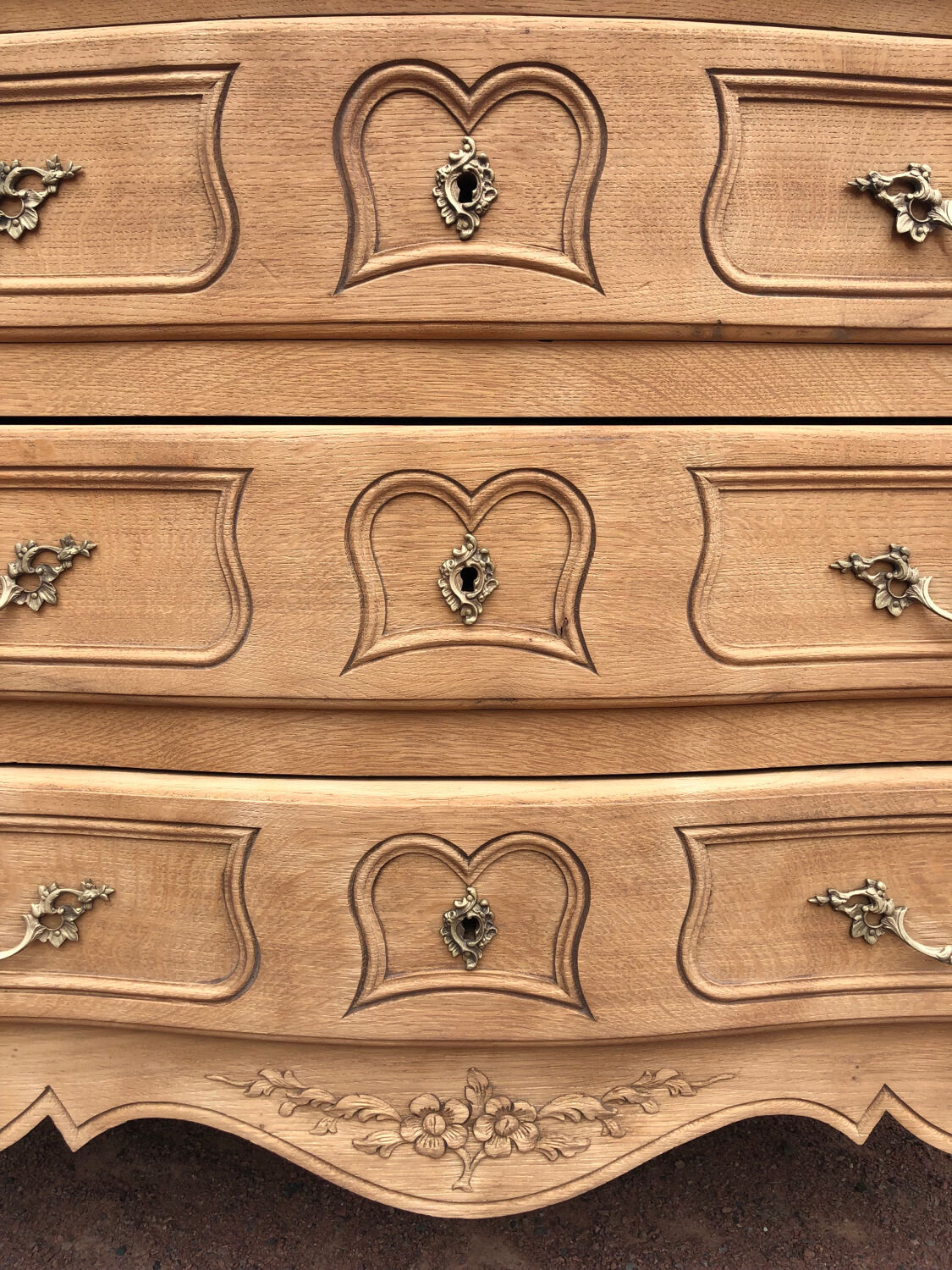 Oak chest of drawers