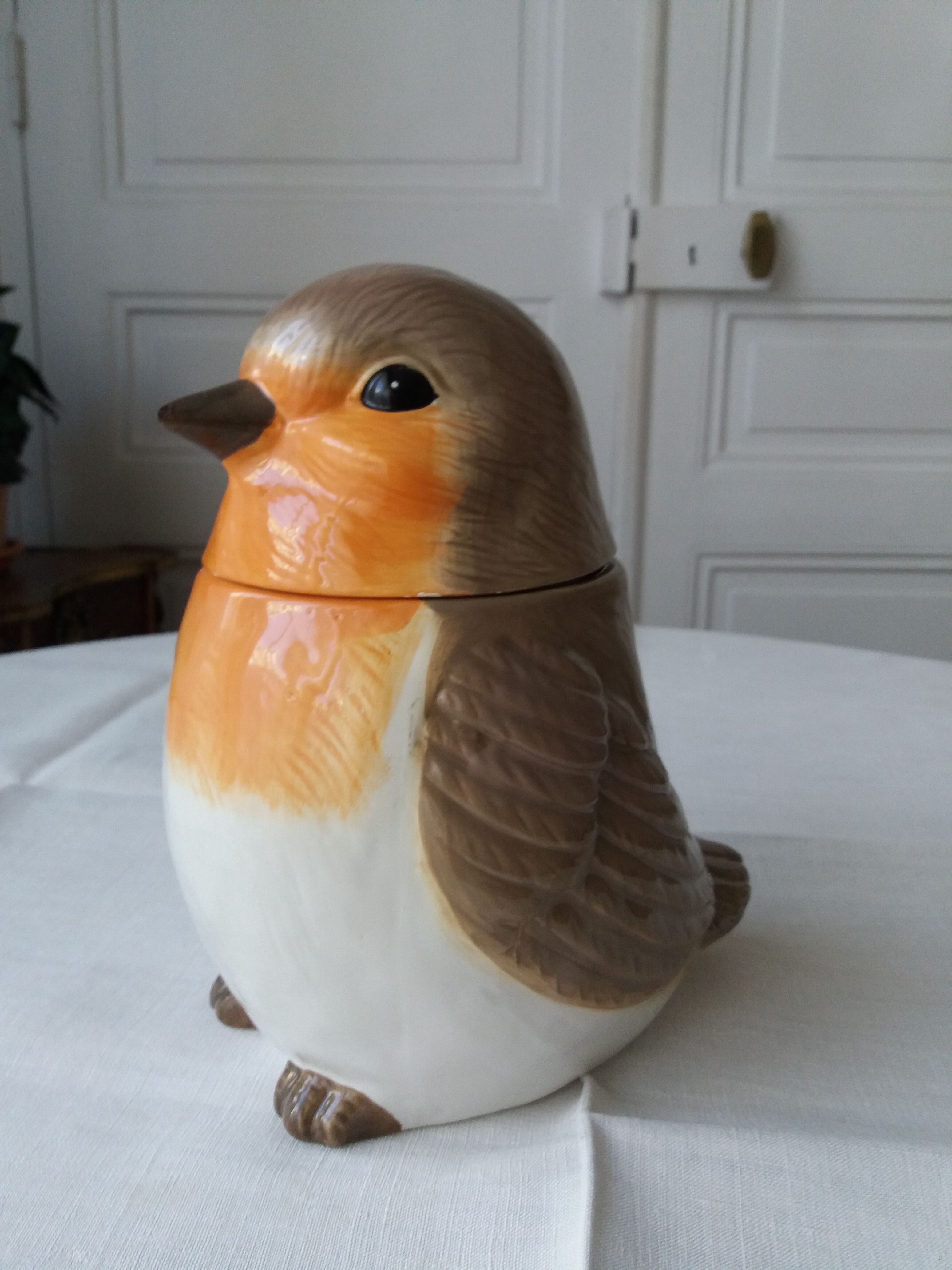 Covered jar jar jar in the shape of a bird