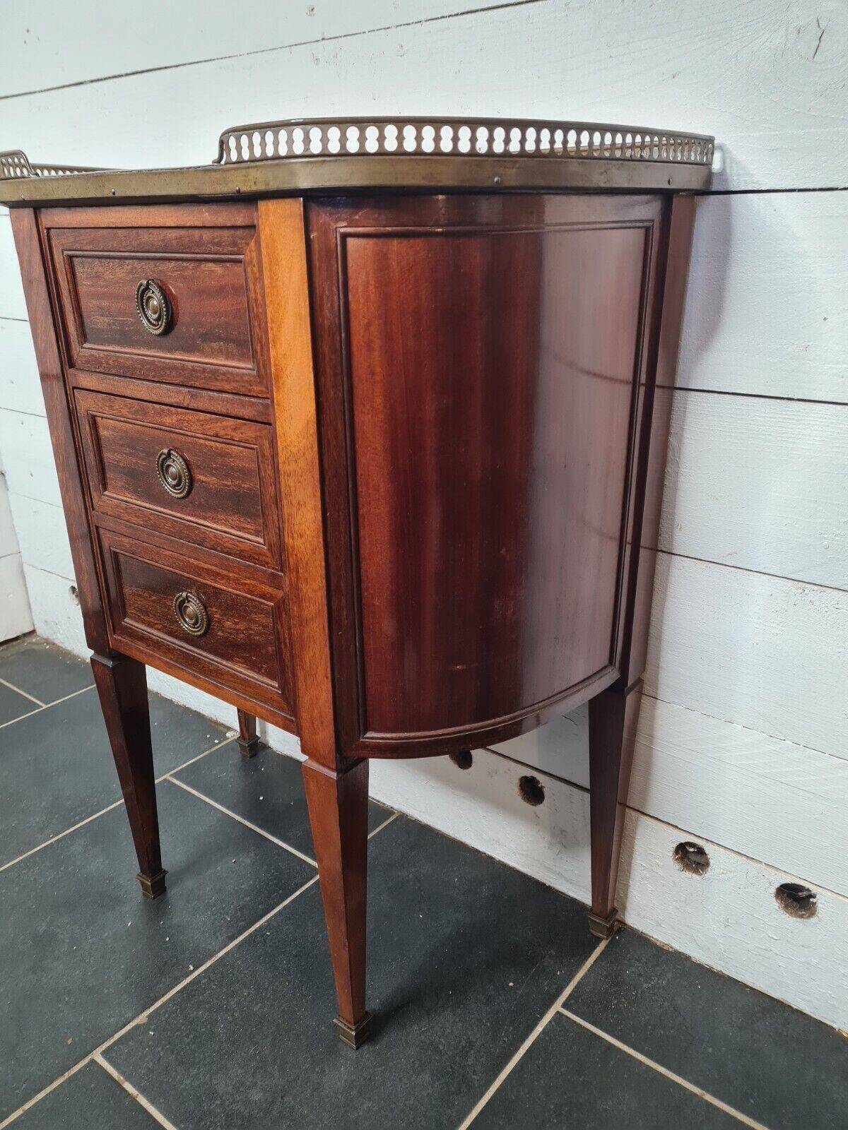 commode galbée en acajou avec dessus marbre