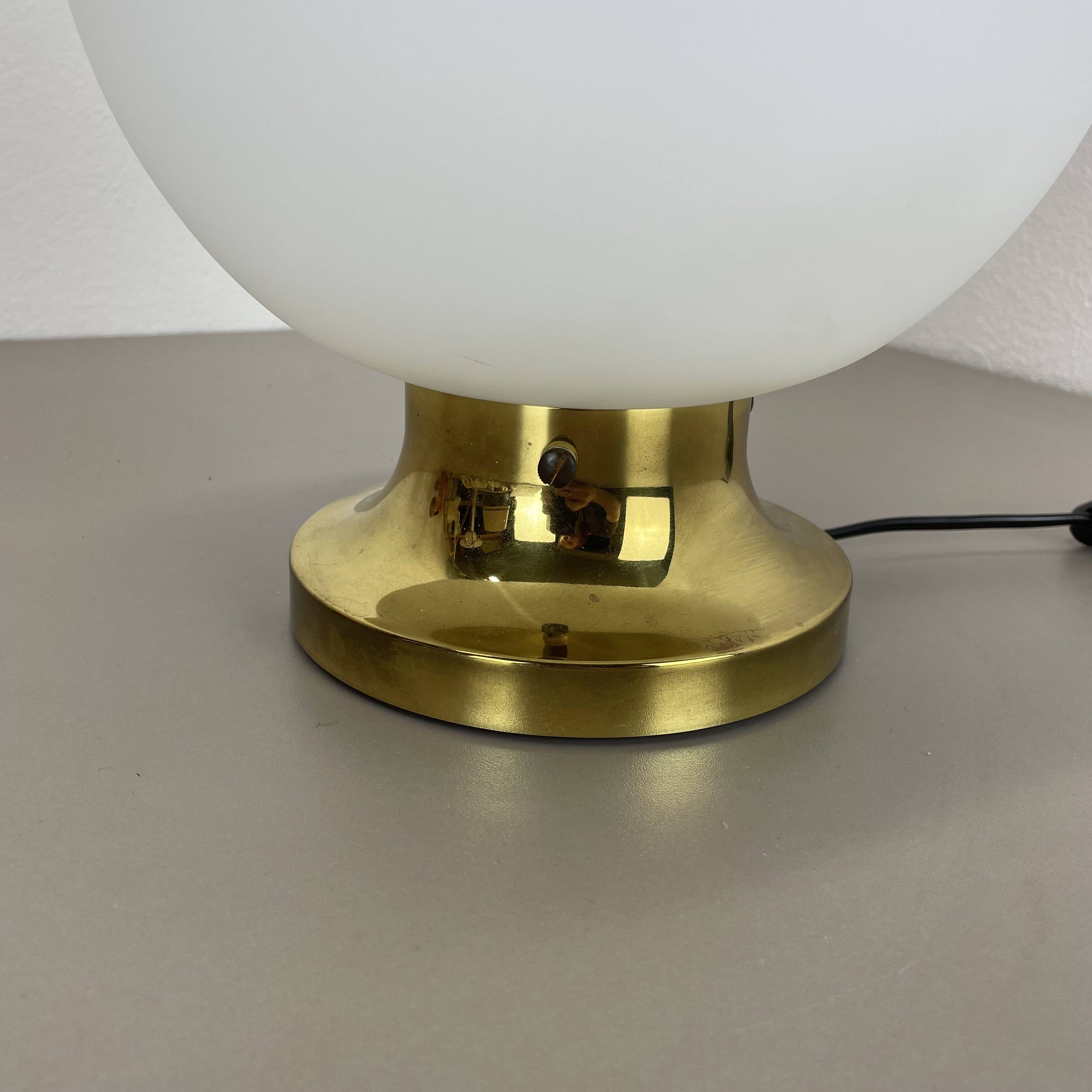 Grande lampe de table en verre « ball » fabriquée par glashütte limburg, allemagne, années 1970
