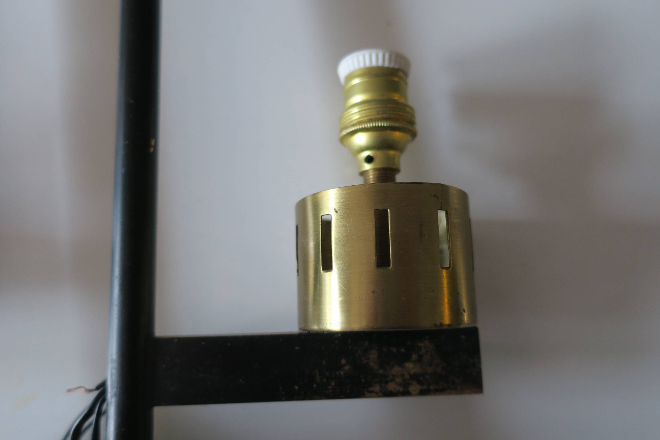 Paire d'appliques murales en laiton et verre opalin, époque Stilnovo, Italie 1940-1950