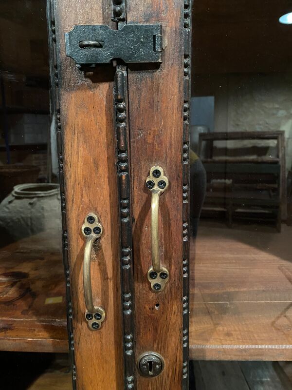 Armoire coloniale en manguier, détails laiton