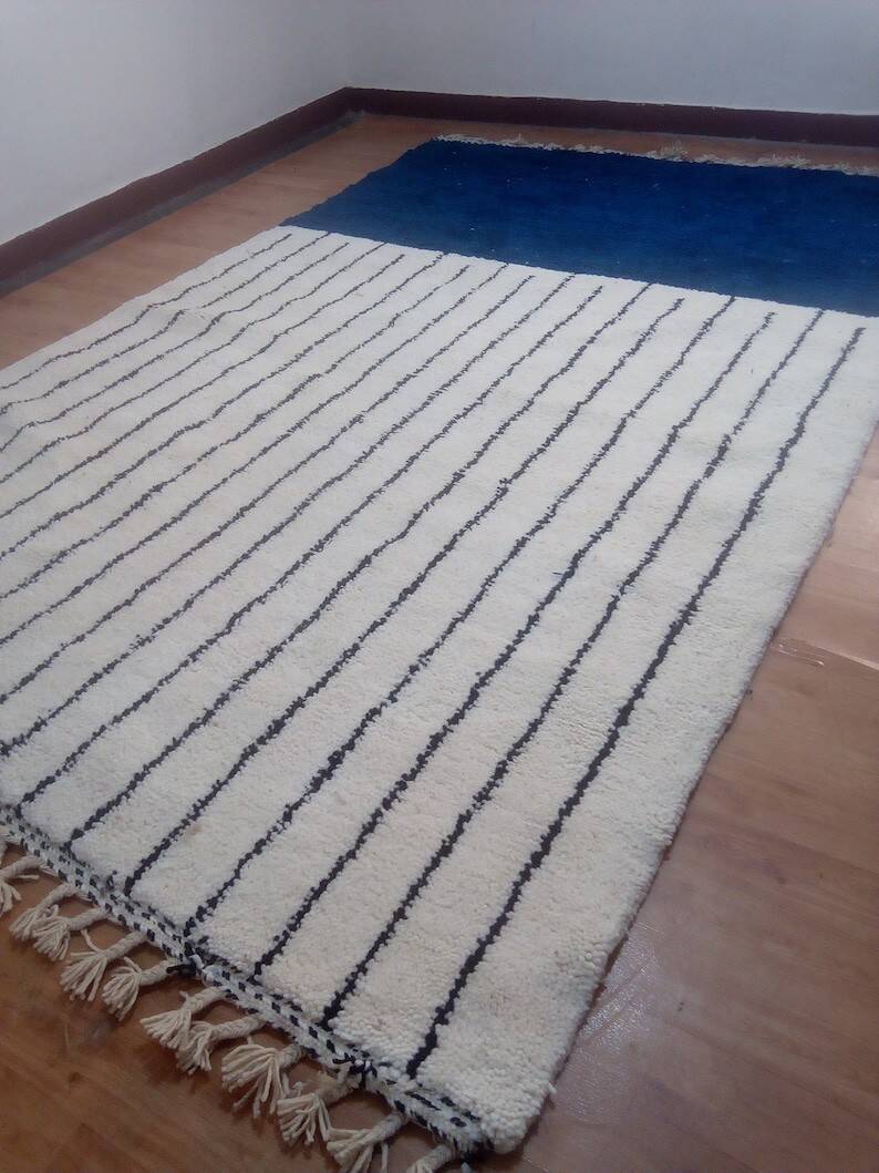 Tapis marocain en laine bleue tissée à la main