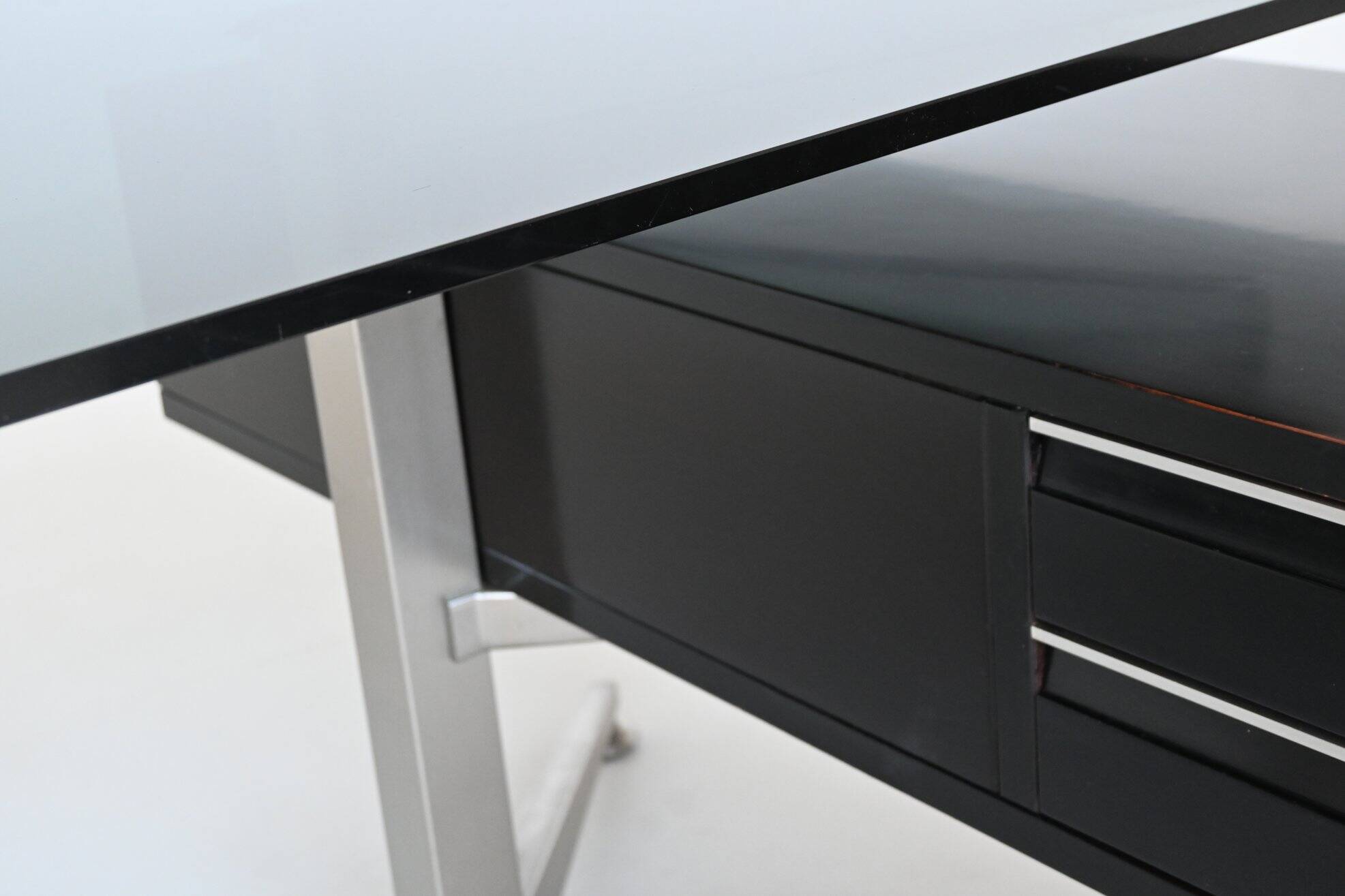 Bureau d'angle exécutif Abbondinterni en acajou et verre, Italie, 1970
