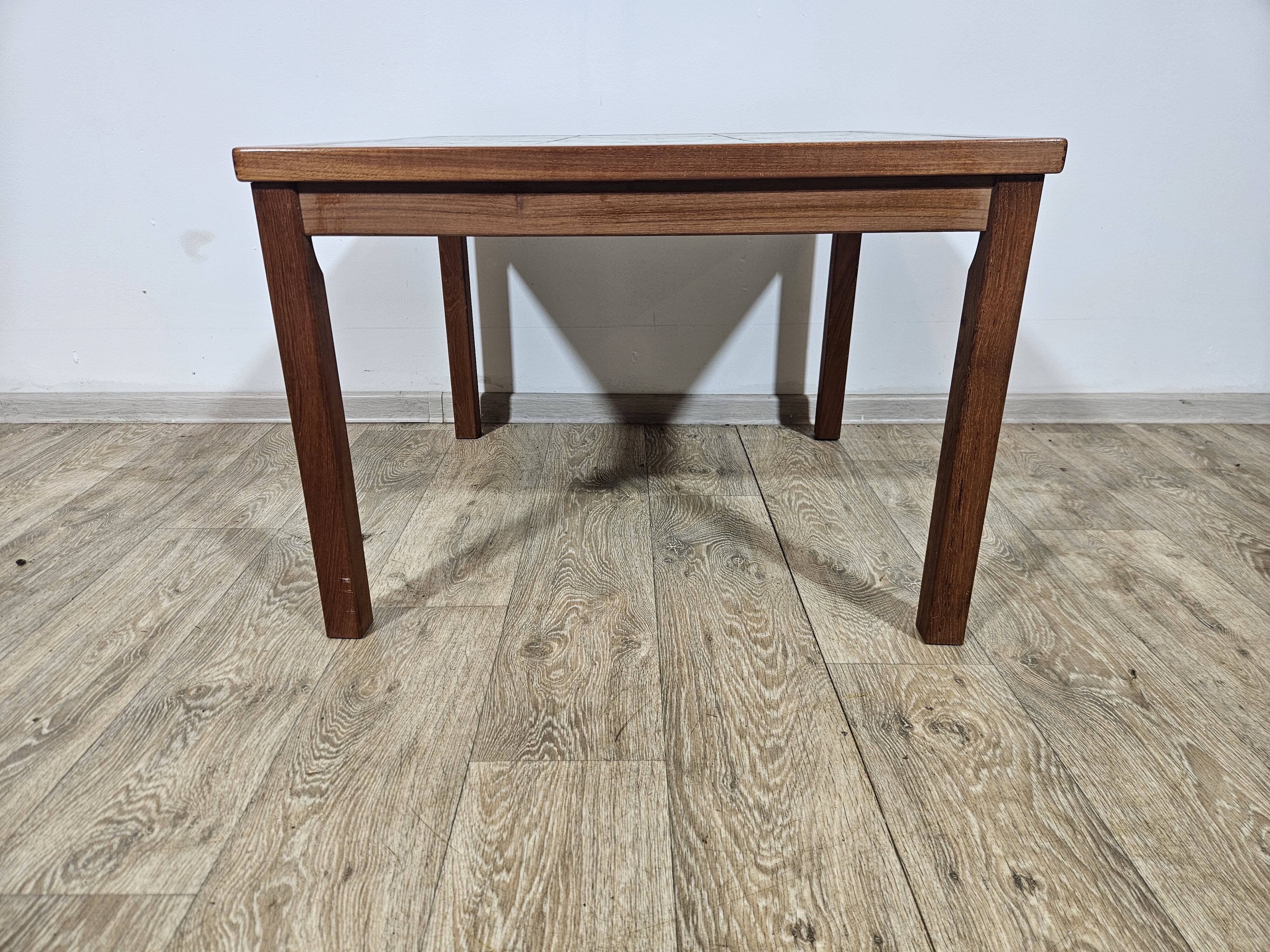 Table en teck avec céramiques, Danemark, années 1960.