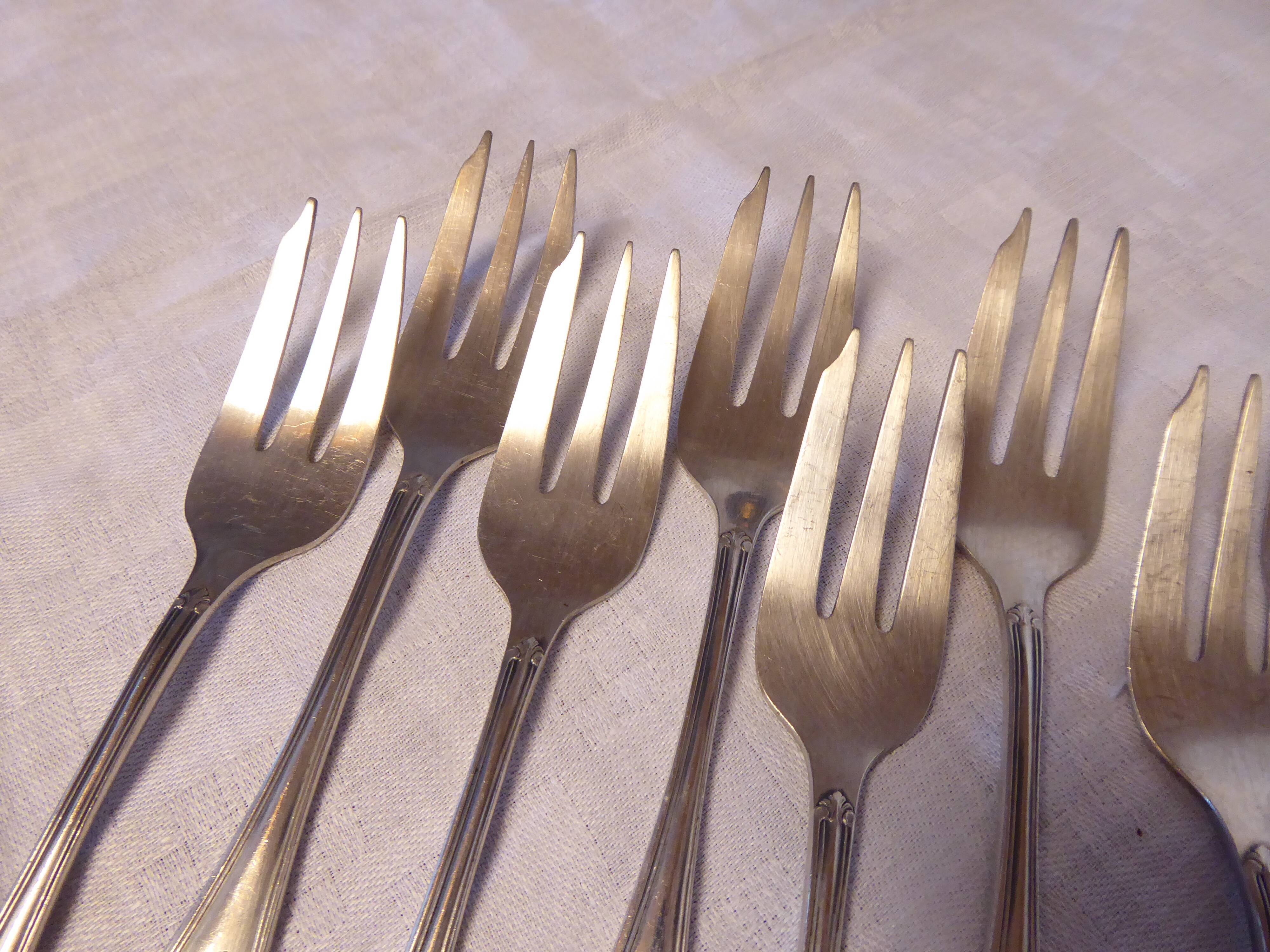12 fourchettes à dessert en métal argenté