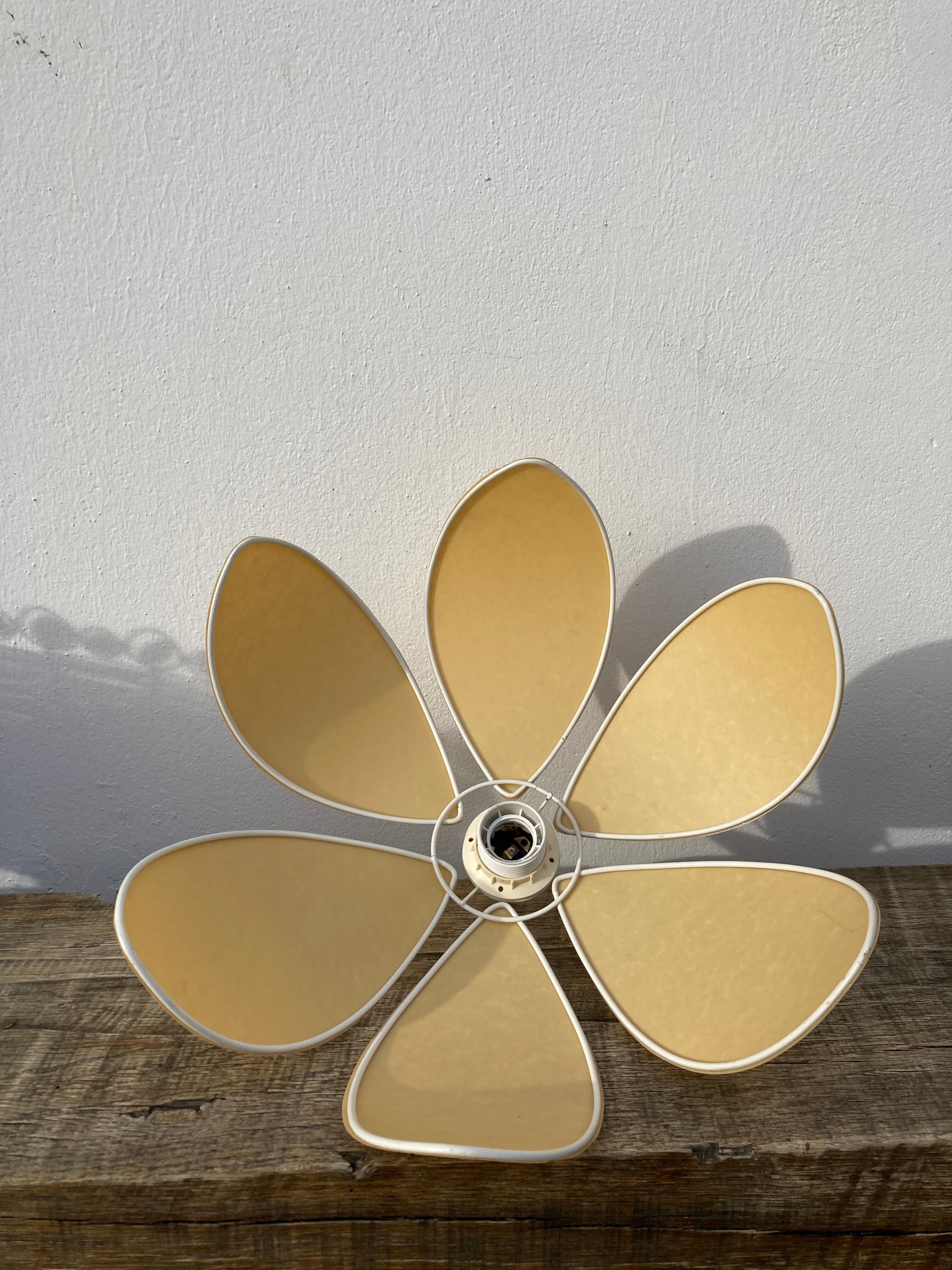 Suspension flower petal yellow vintage 70s