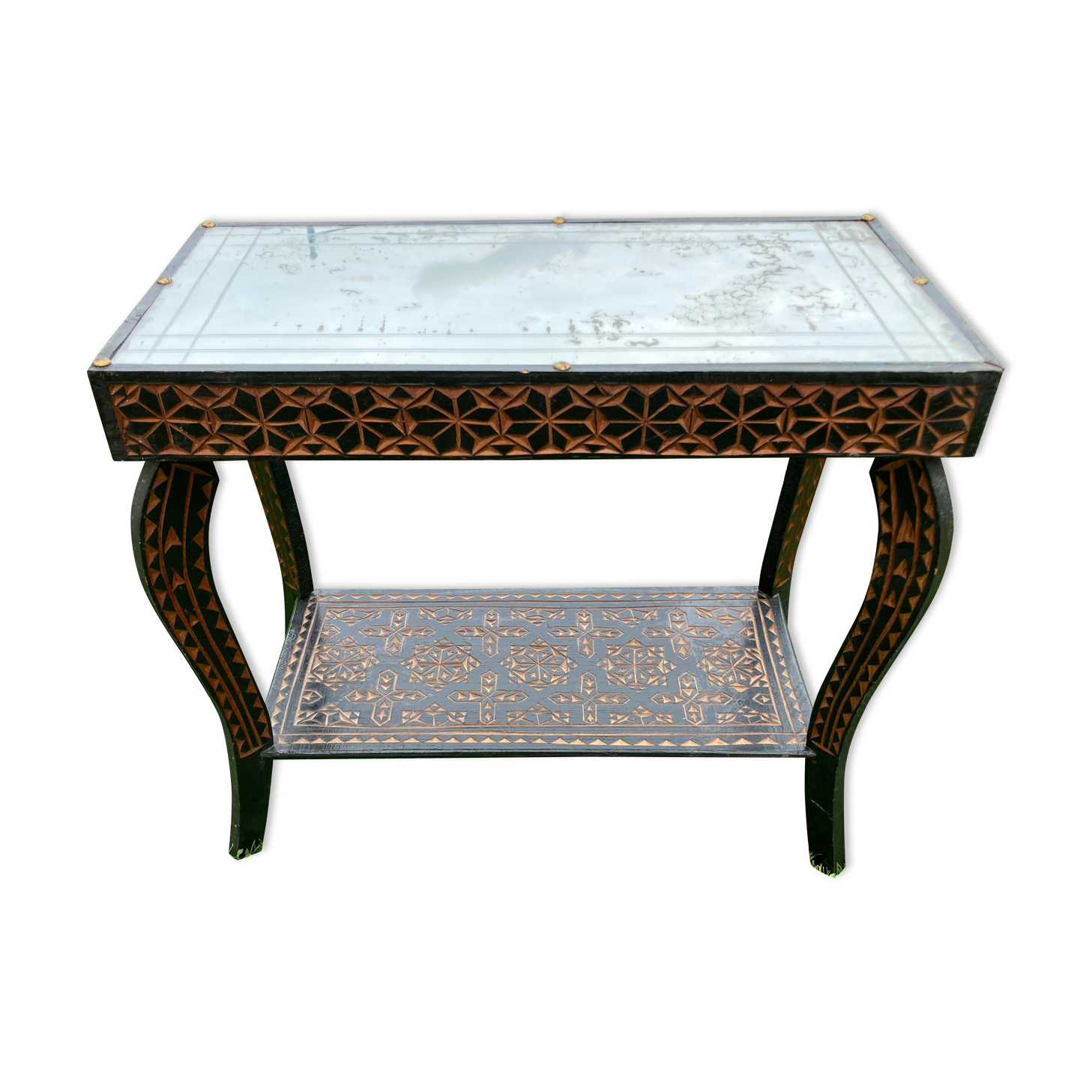 Carved wooden quadrupedal pedestal table