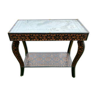 Carved wooden quadrupedal pedestal table
