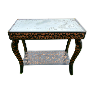 Carved wooden quadrupedal pedestal table