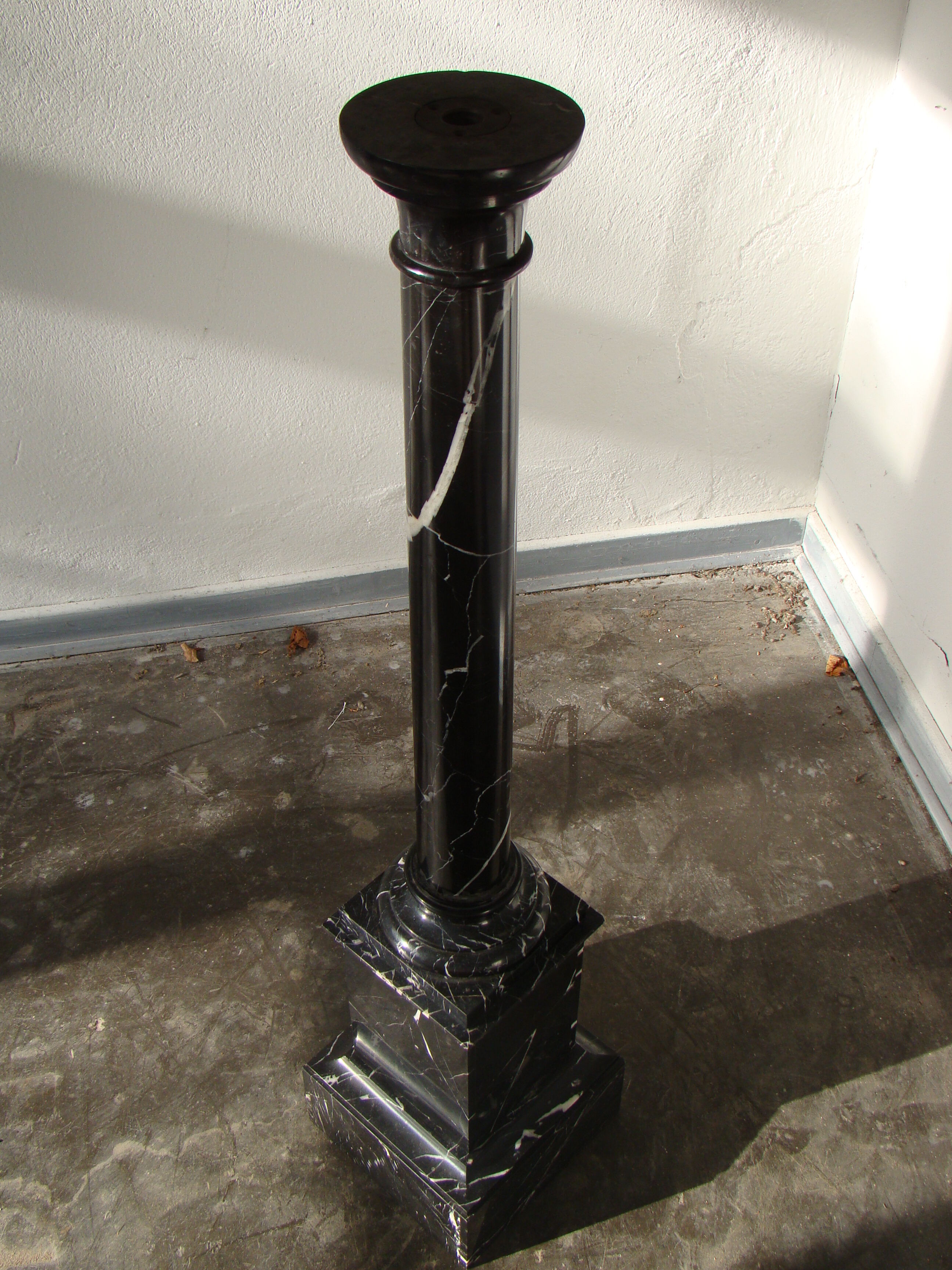 Pilier ou colonne en marbre noir
