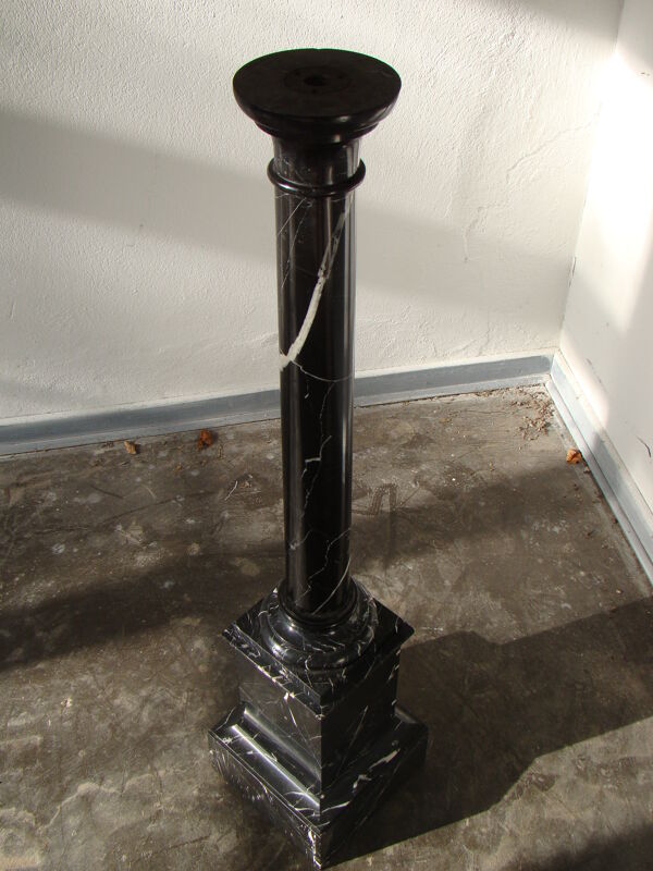 Pilier ou colonne en marbre noir