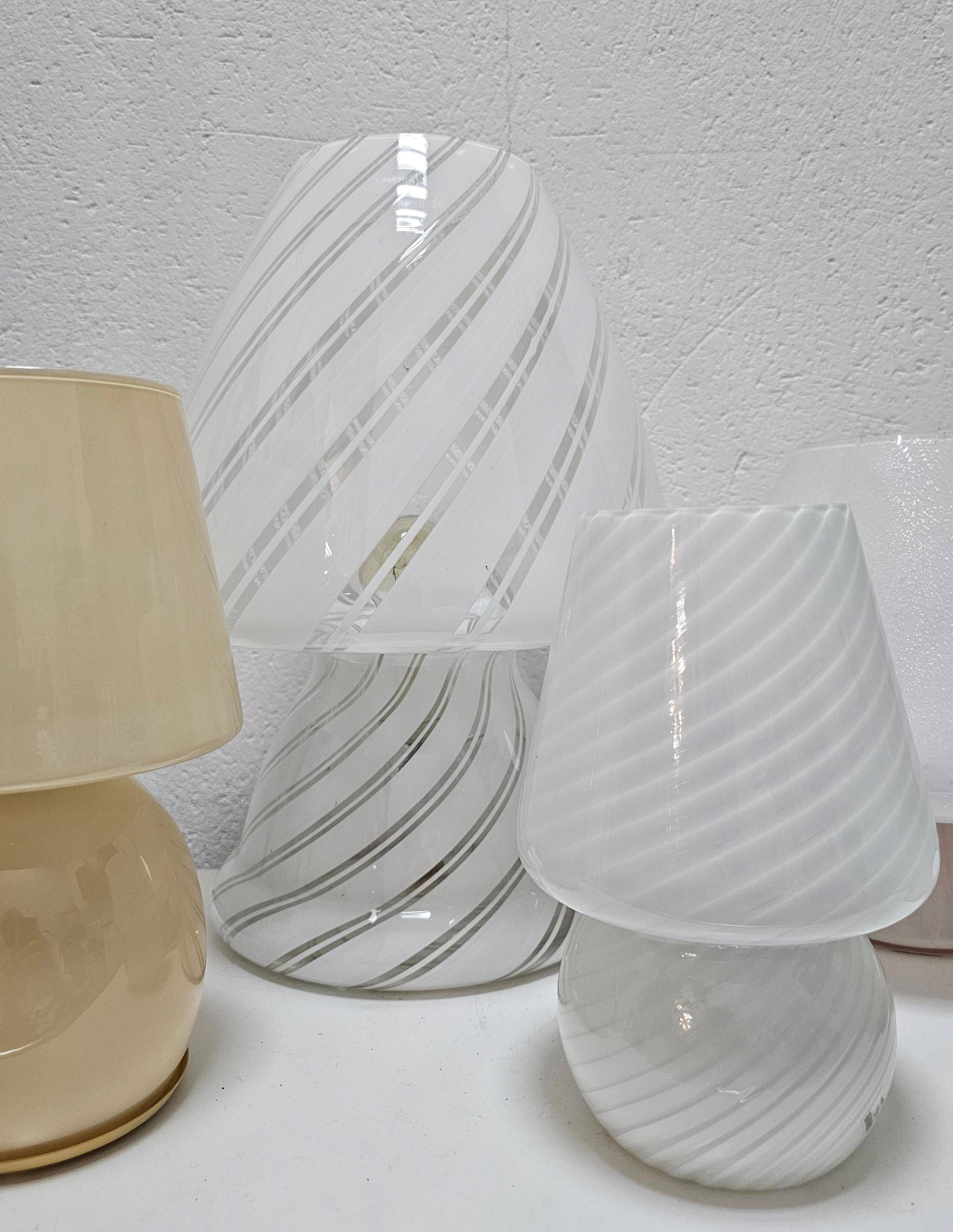 Set of 5 Mid-Century Modern mushroom table lamps in Murano glass.