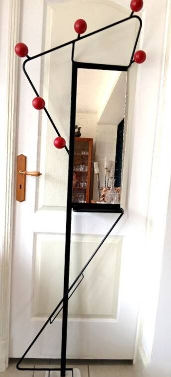 Porte manteau fer forgé laqué noir 6 boules en bois rouge années 60 vintage