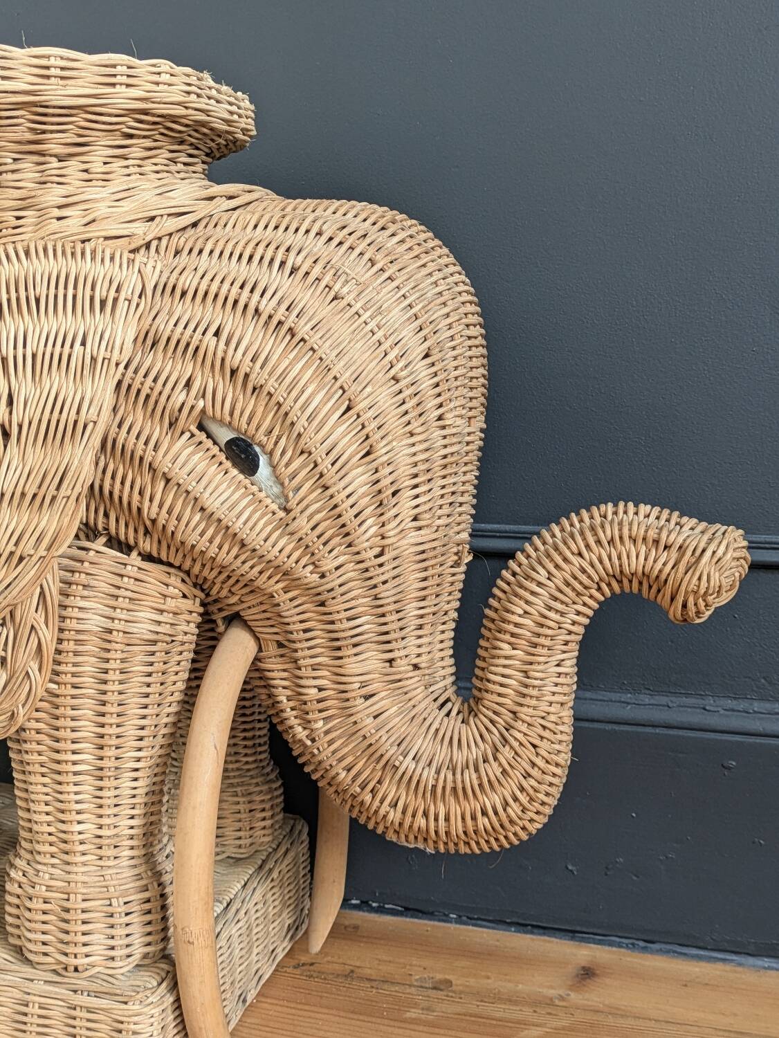 Willow elephant table
