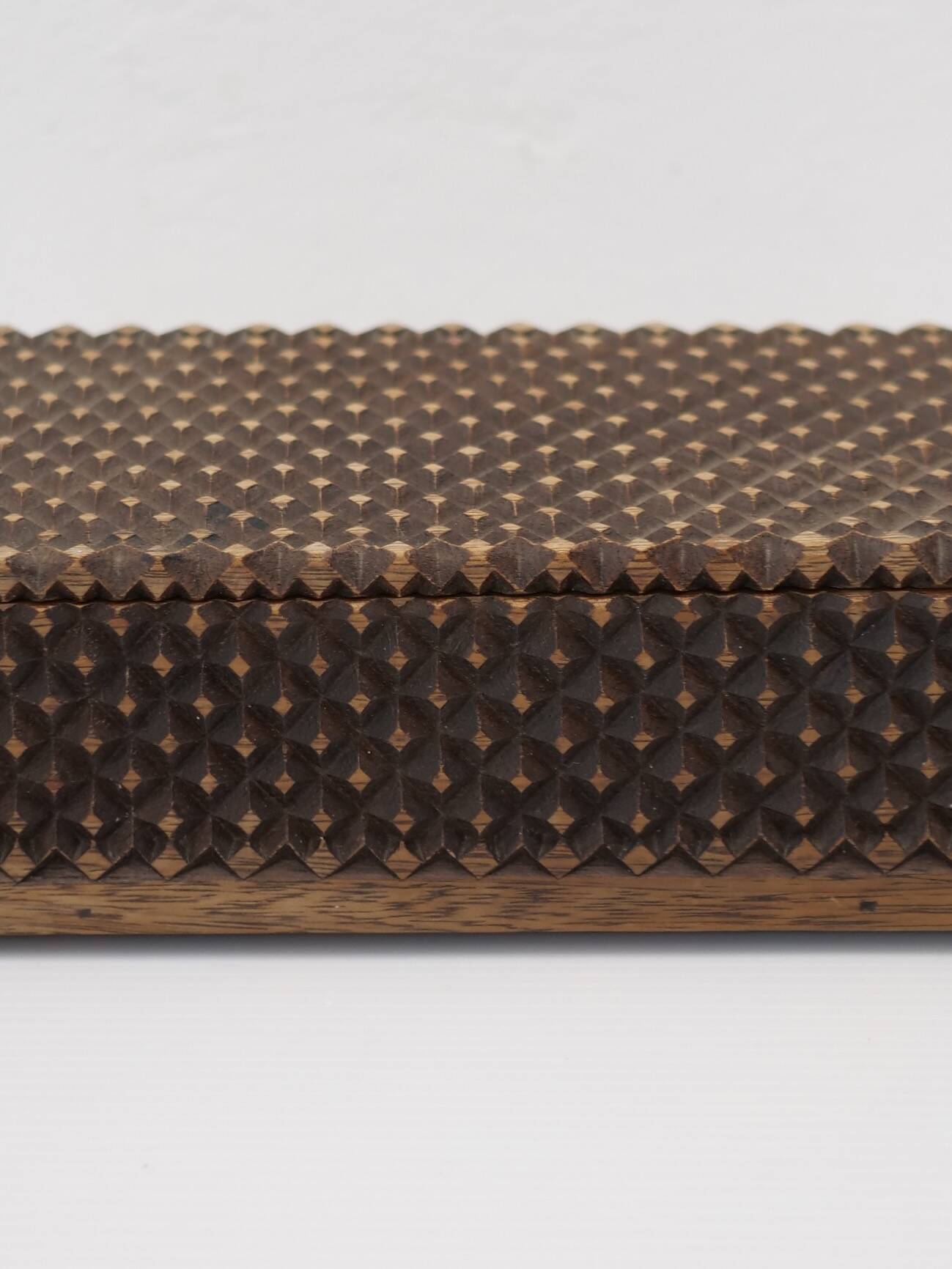 Brutalist pocket emptier with lid