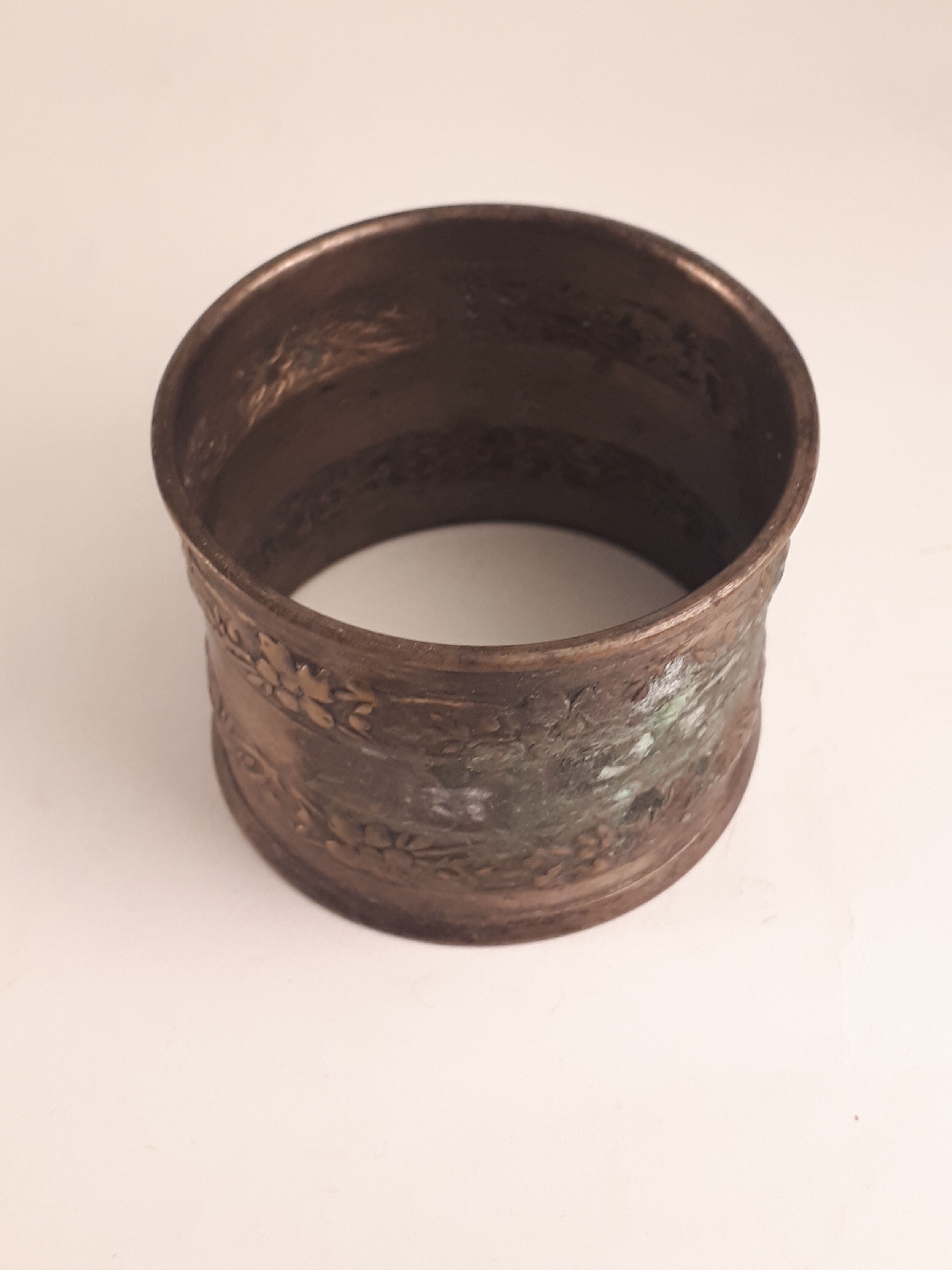 Round old silver metal towel flowers