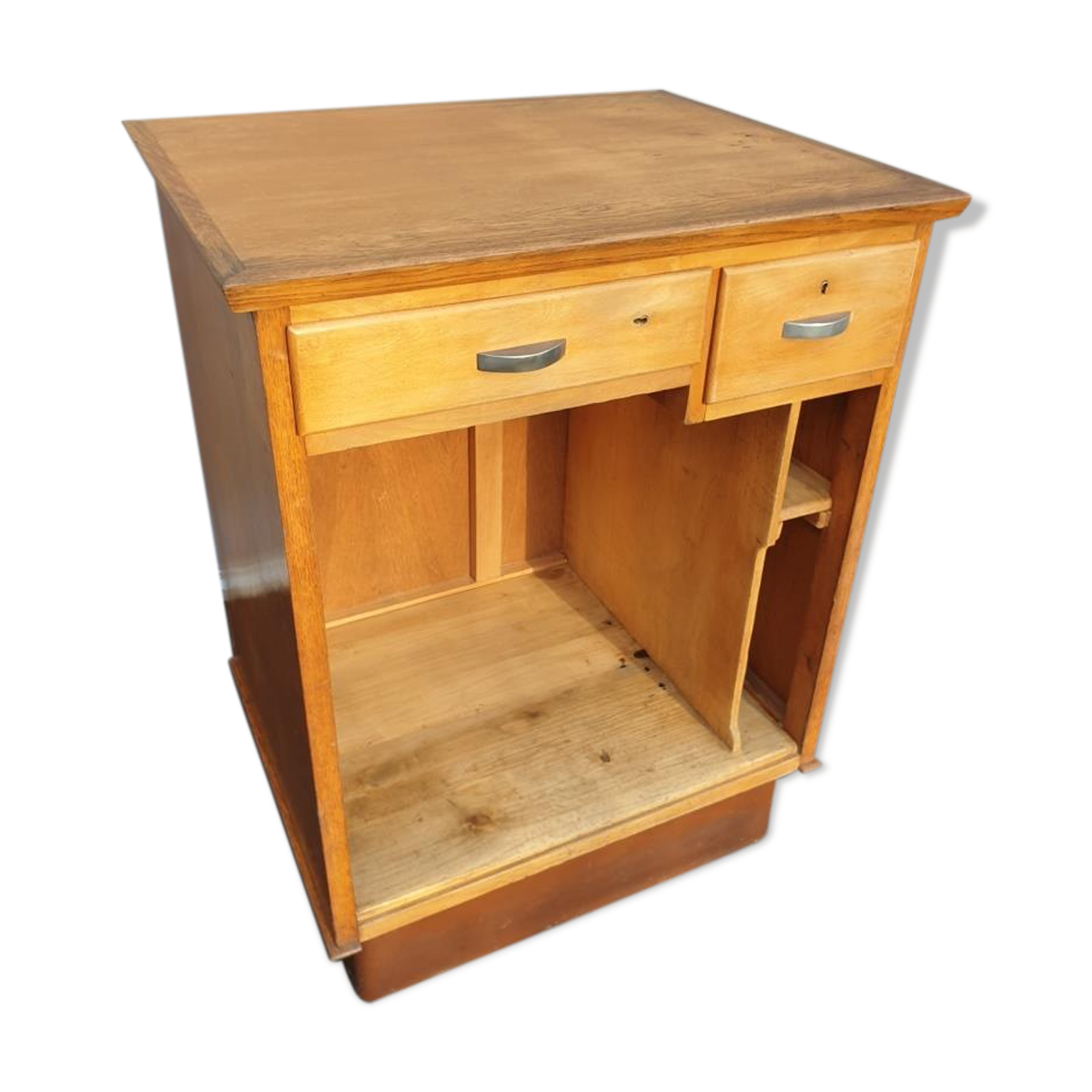 1950's store checkout counter with Bakelite mint