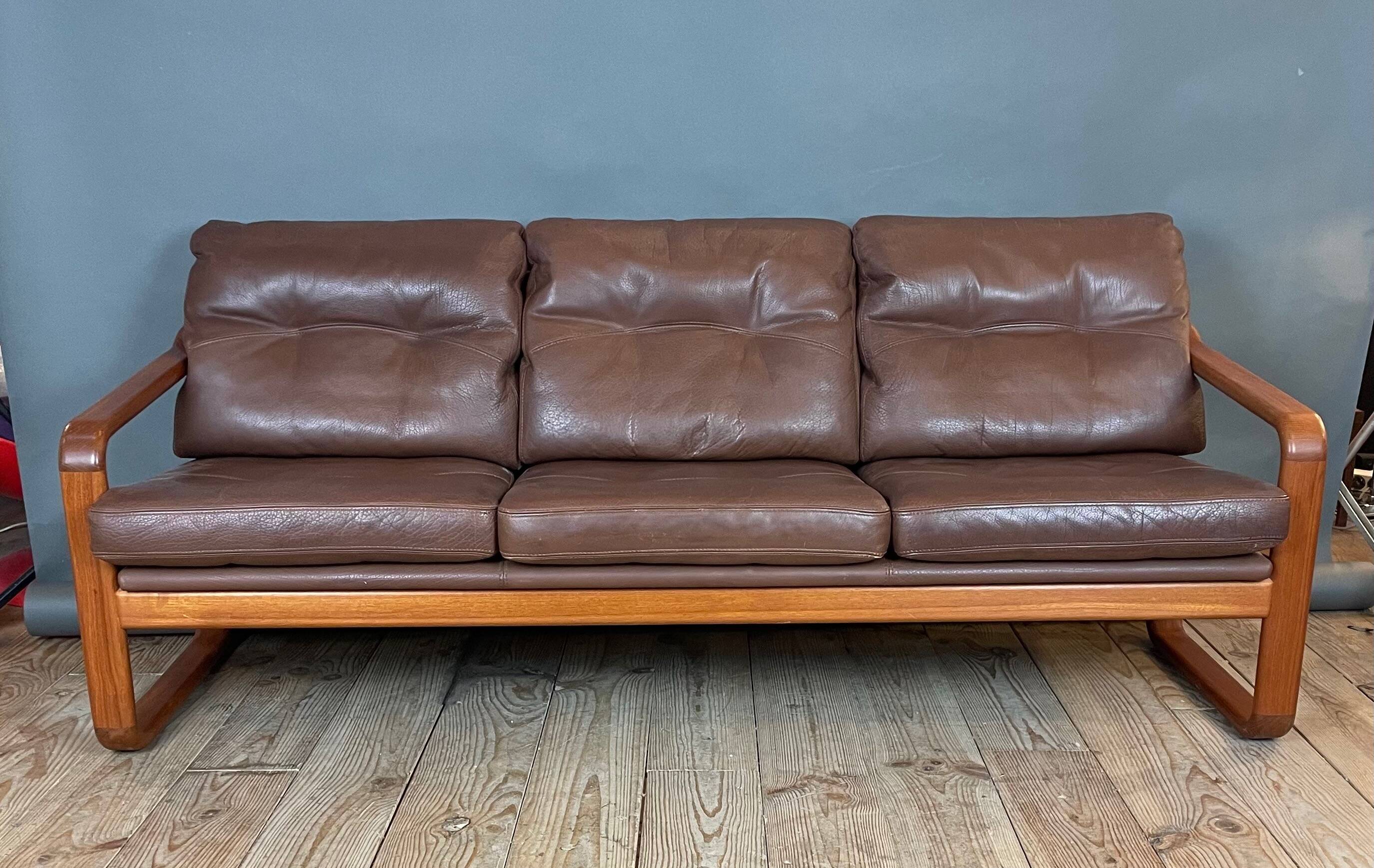 3-seater wood and leather sofa from the 1970s