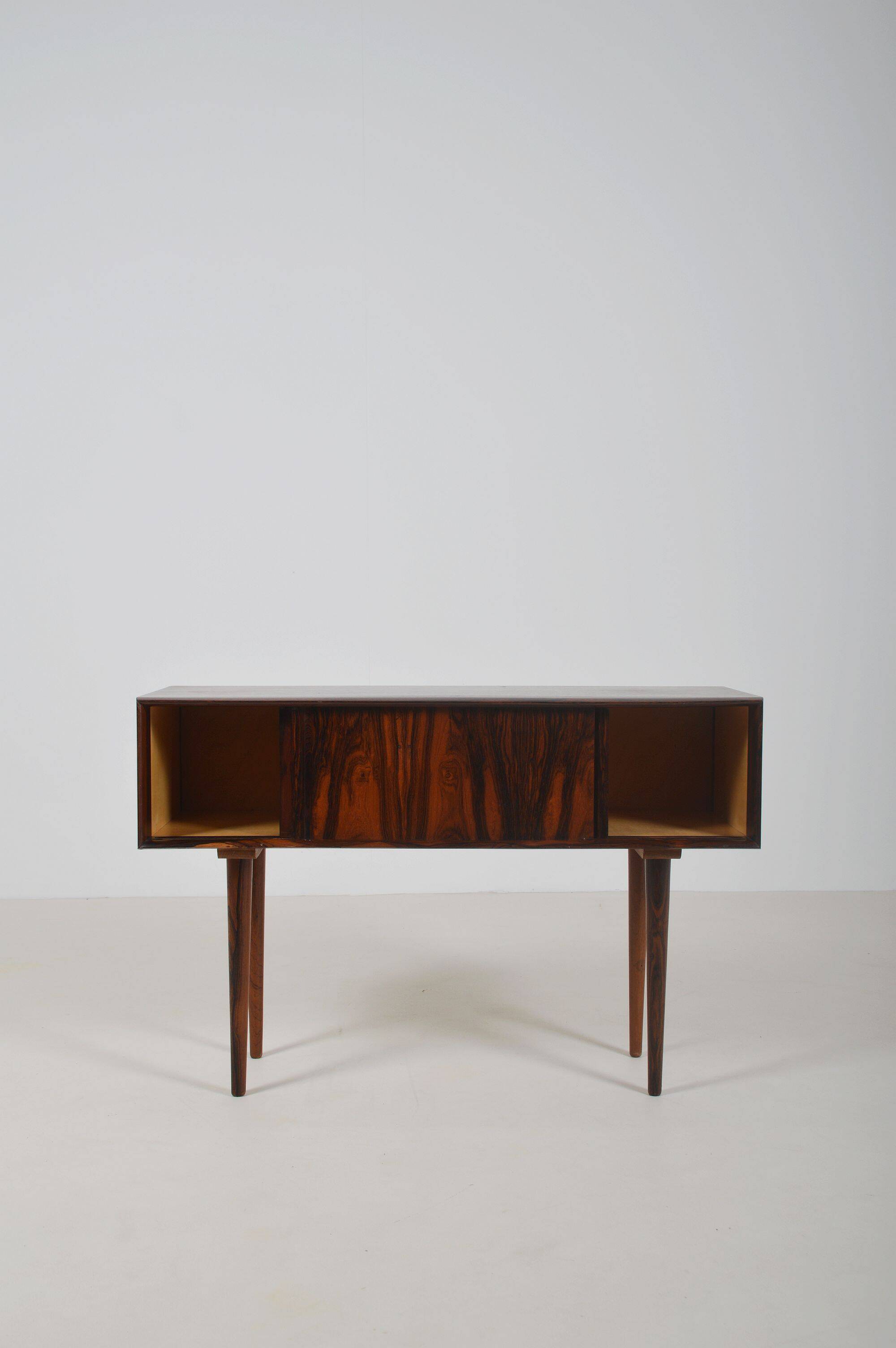 Cabinet danois en palissandre avec portes coulissantes par Max A. Rasmussen, années 1960.