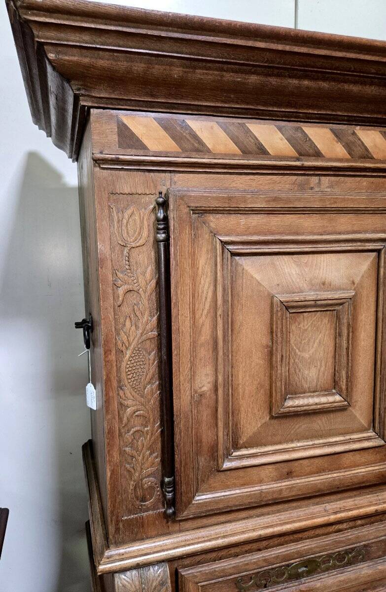 Buffet cabinet from Montbéliard, 18th century, in carved oak.