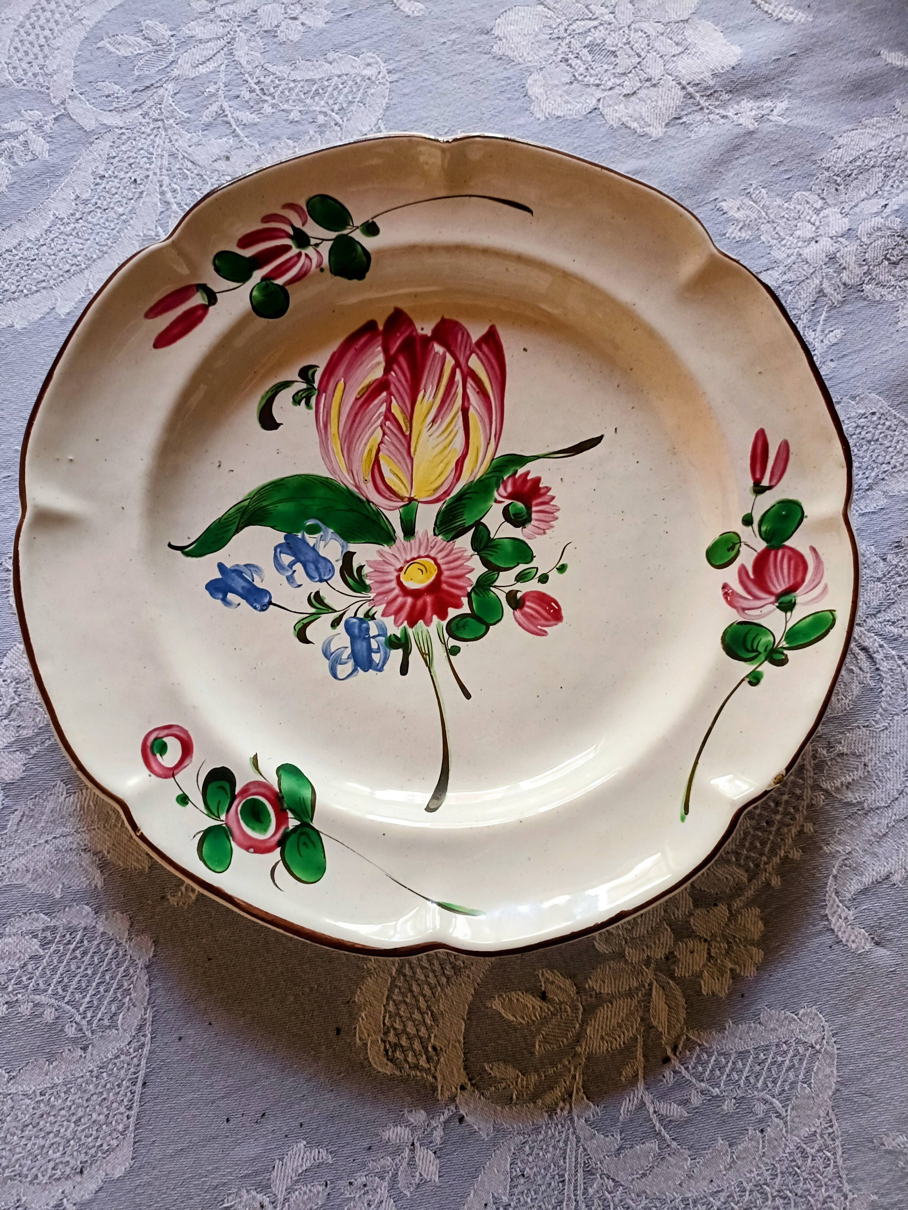 Assiette faïence de l'est St Clément décor tulipe