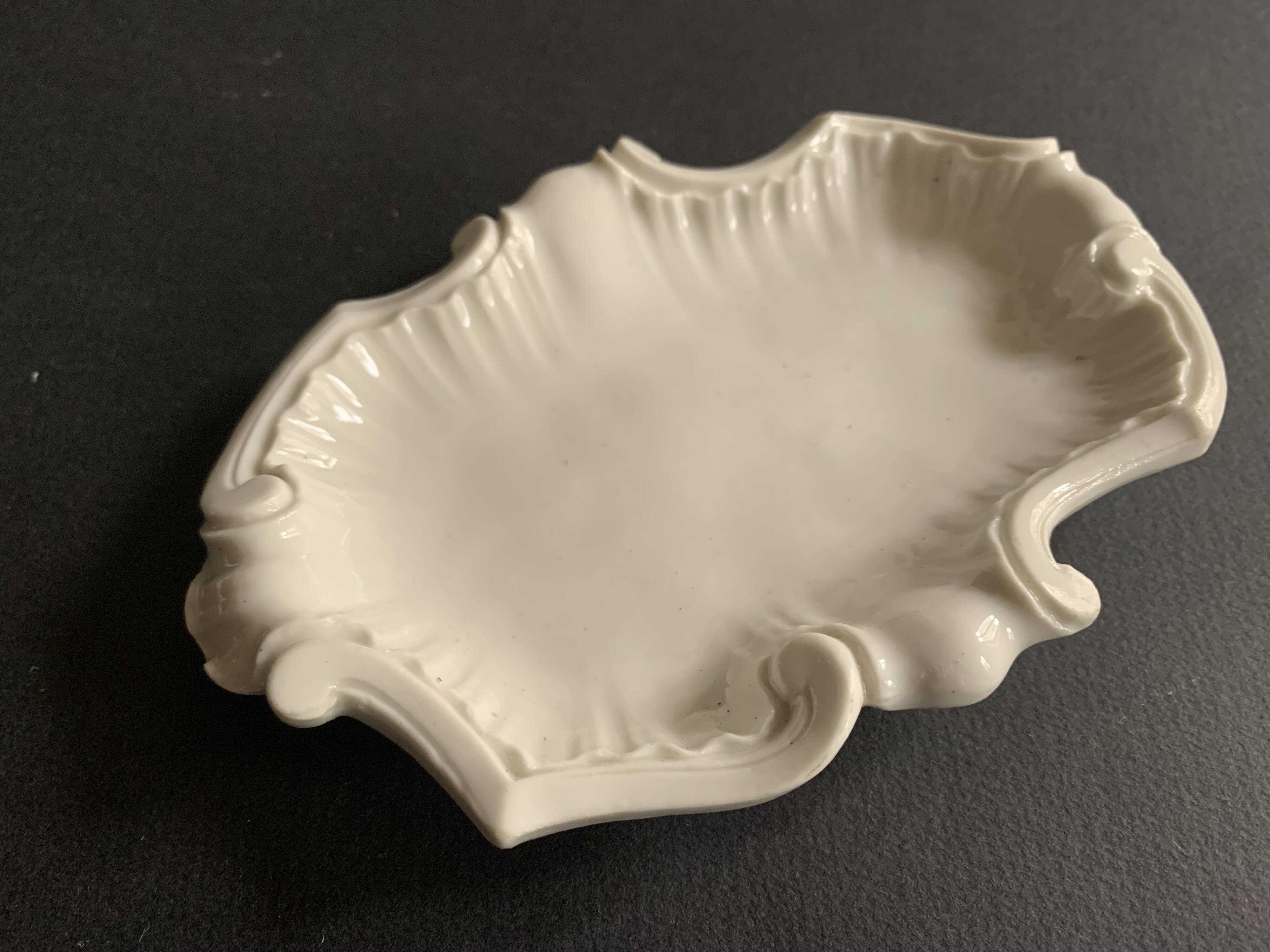 Meissen porcelain shell-shaped bowls, early 19th century, Germany