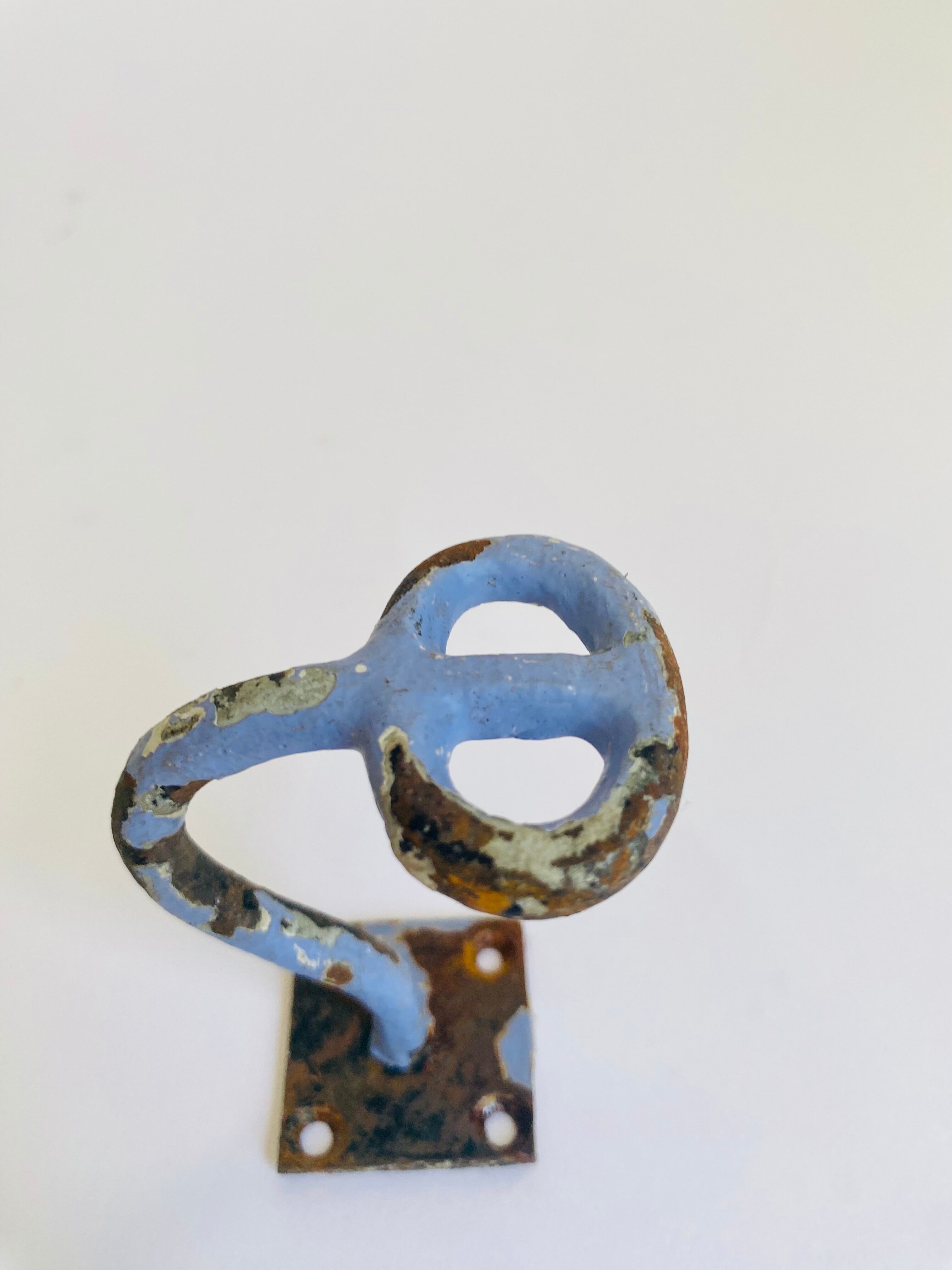 Enamelled cast iron hook