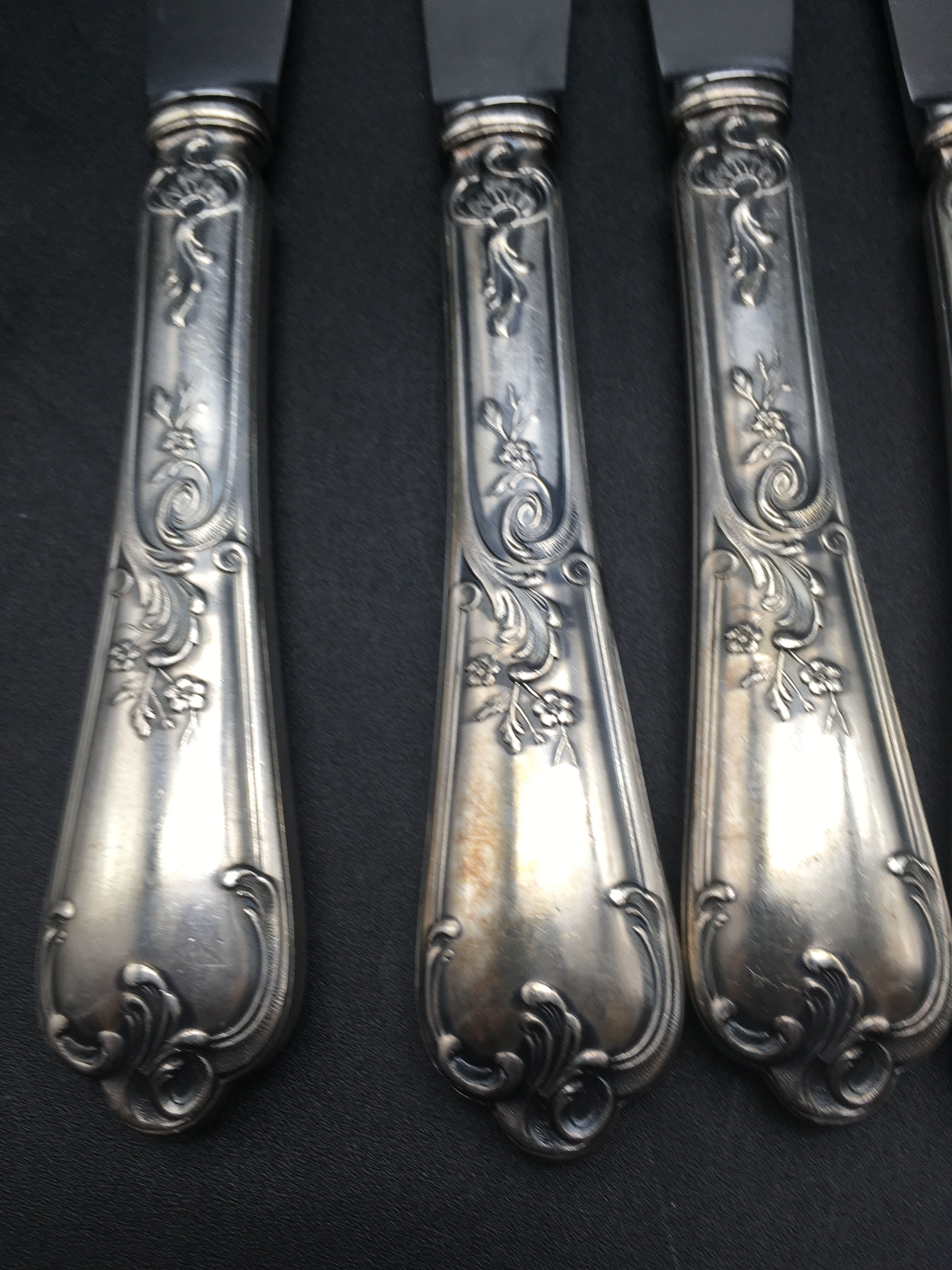 12 silver metal table knives model Rocaille