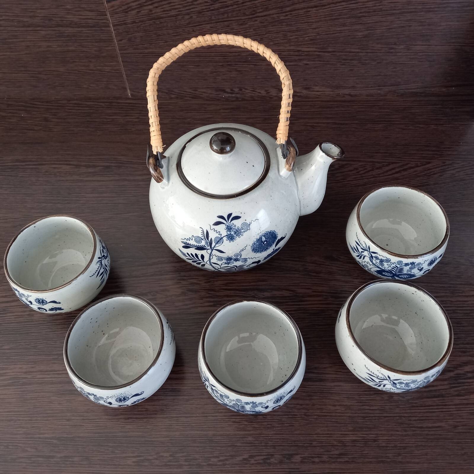 Tea service, teapot and five bowls in oriental style.