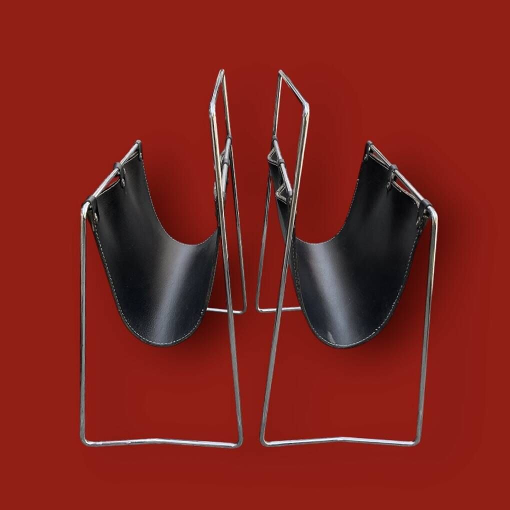 Pair of magazine racks in chromed metal and black leatherette, 1970s