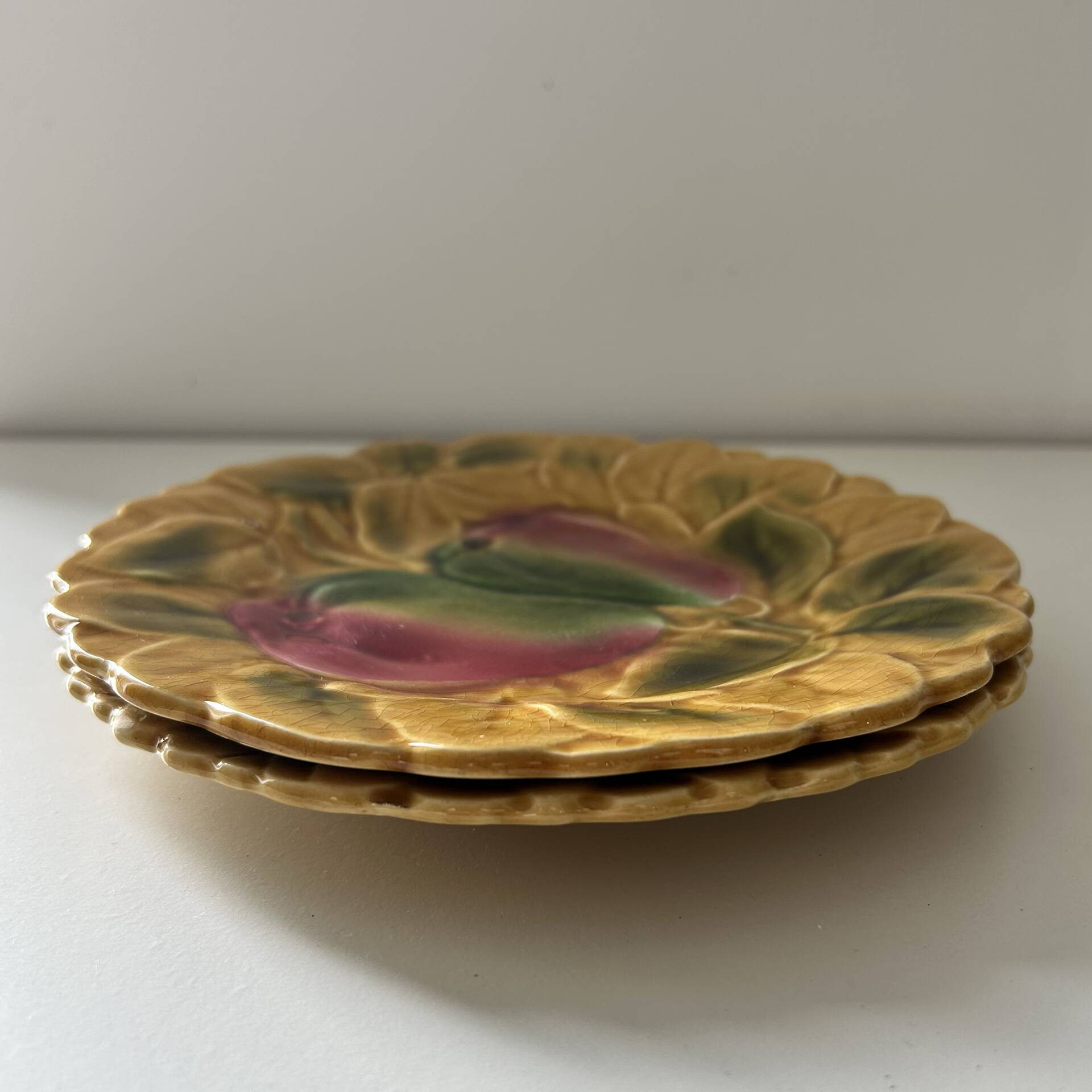 2 assiettes Sarreguemines en barbotine