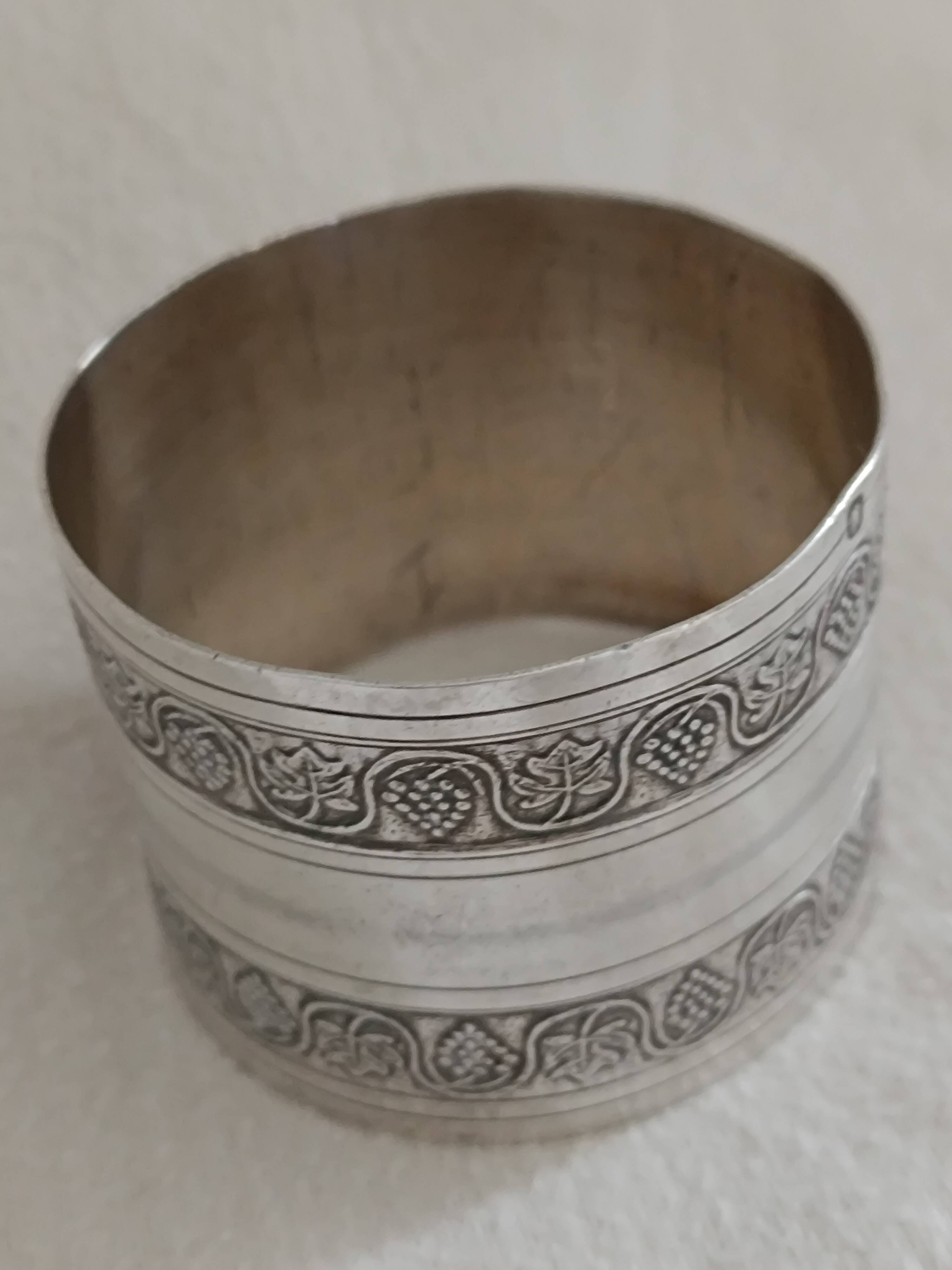 Antique napkin ring in solid silver.