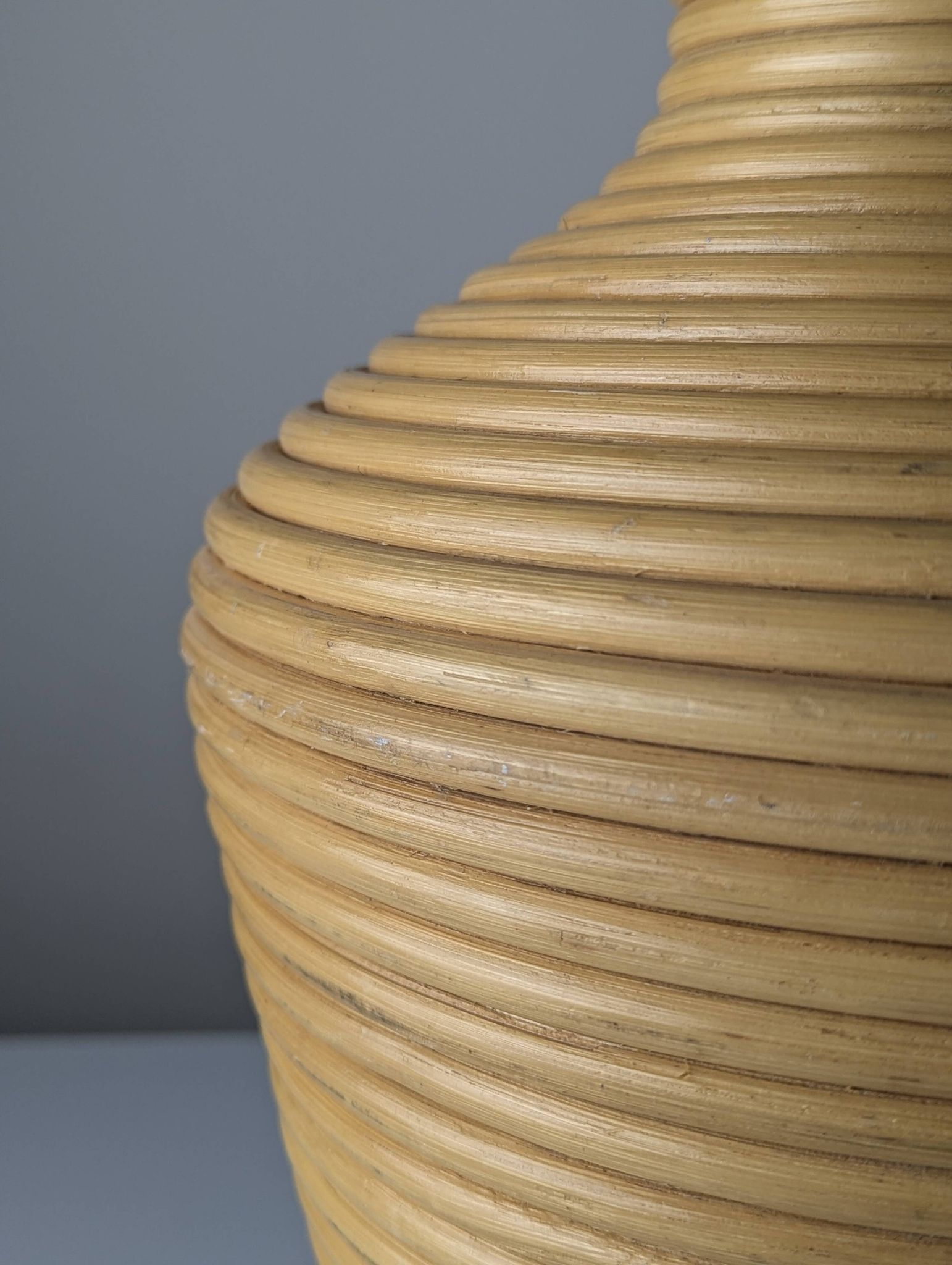 Grand vase de sol en rotin tressé, années 1970