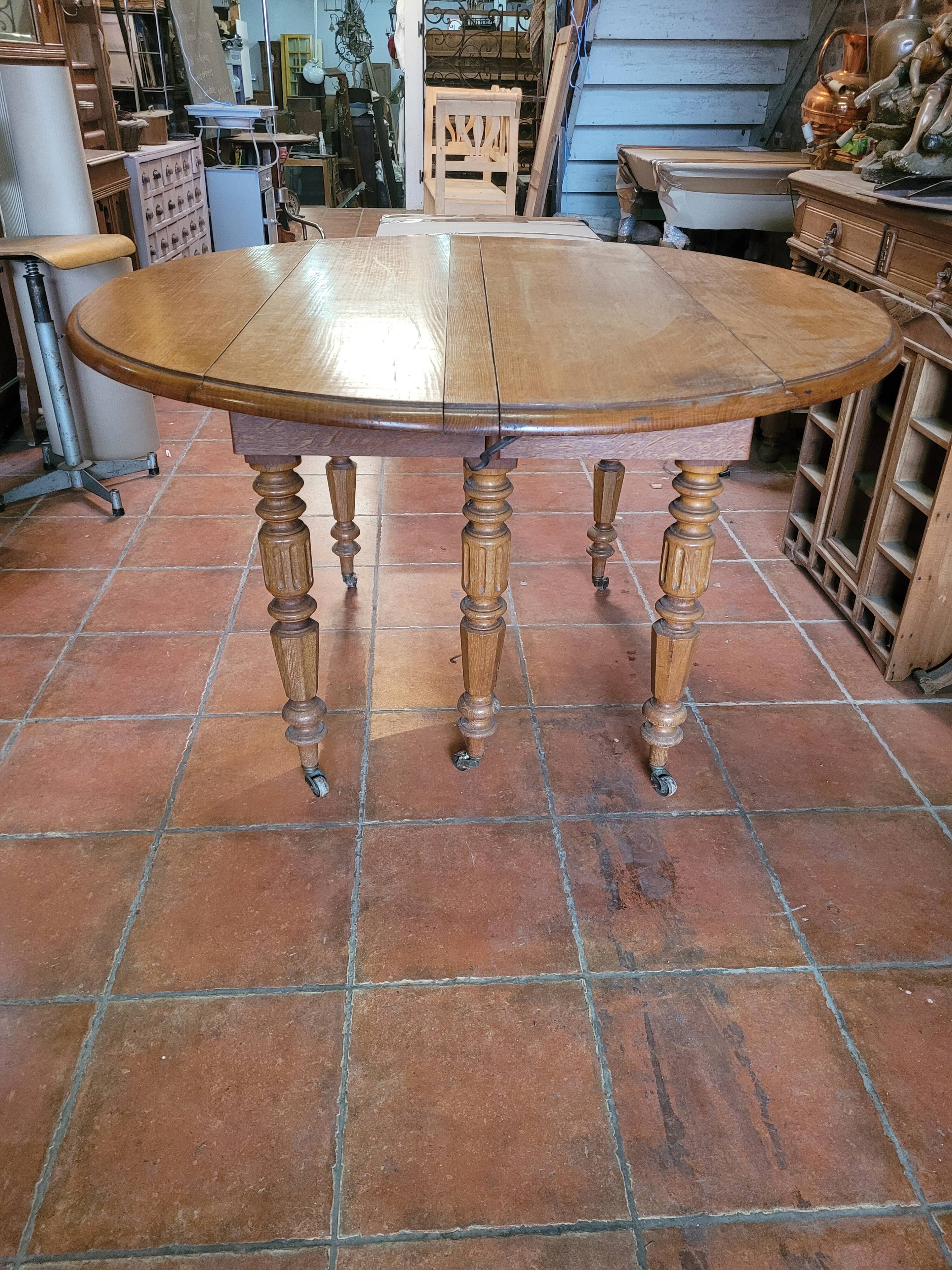 Round table 6 feet in oak with extension
