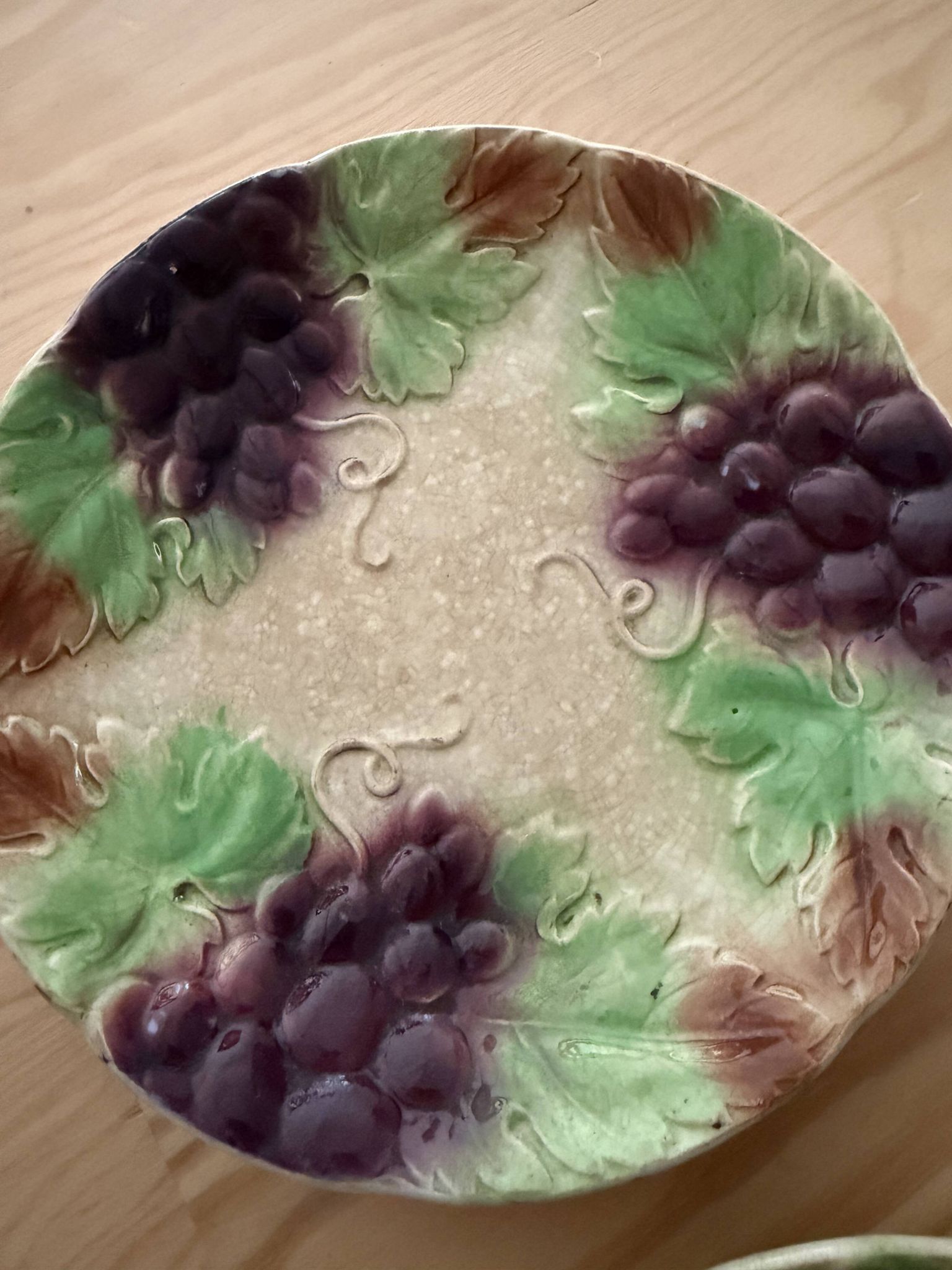 Assiettes en barbotine raisins