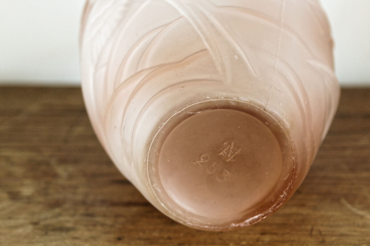Vase en verre moulé art déco