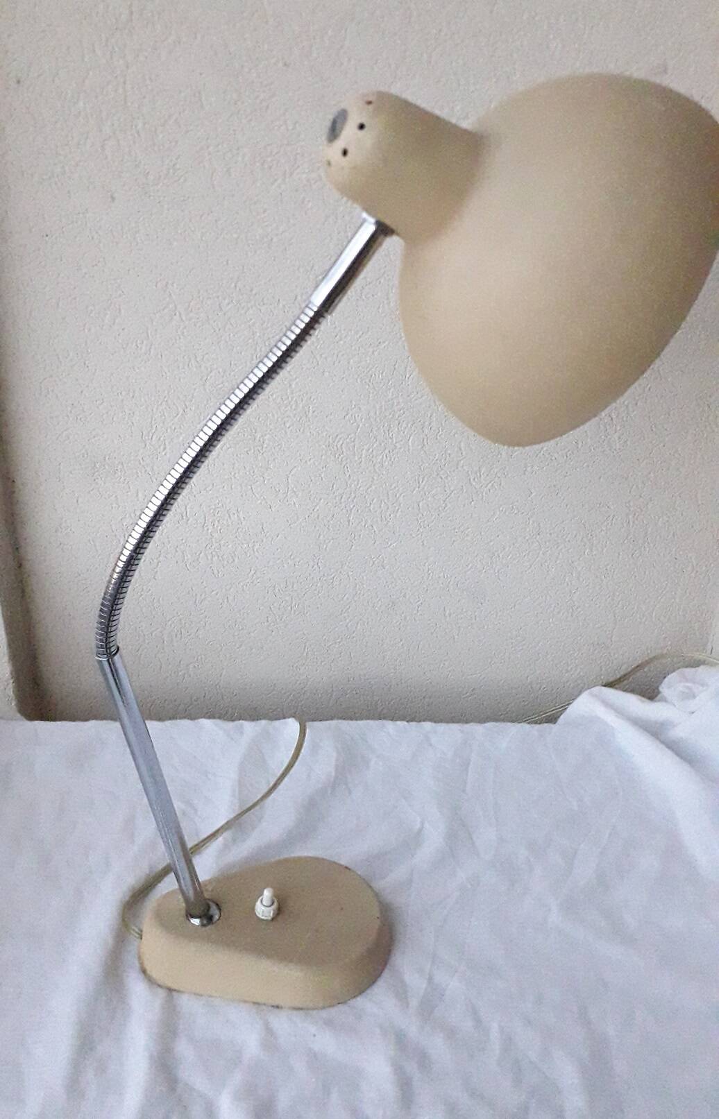 Articulated desk lamp