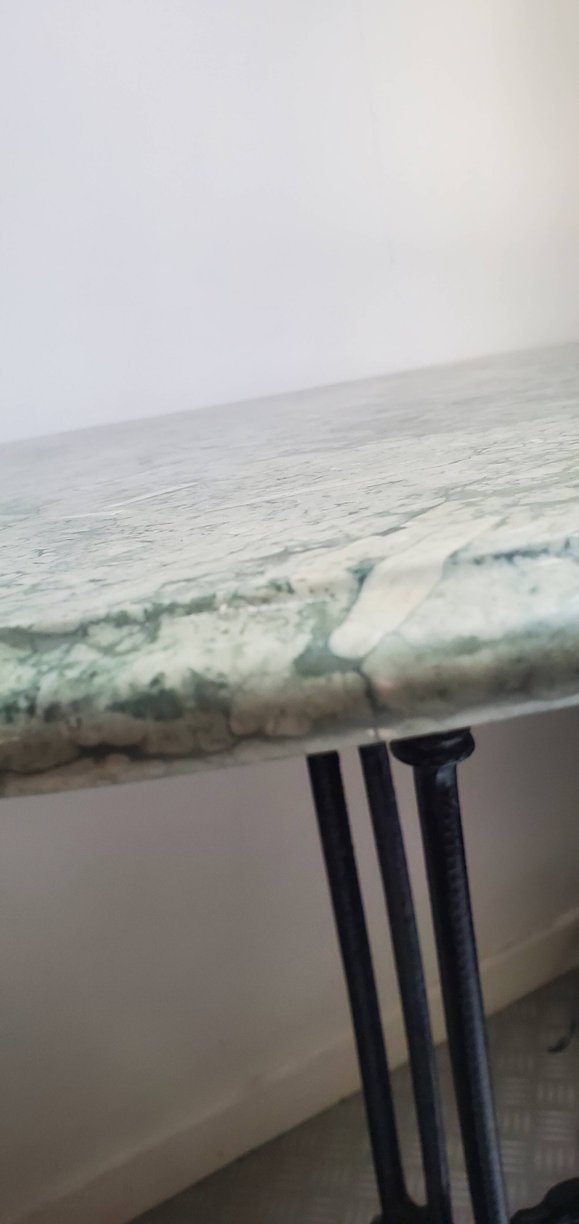 Table ovale en marbre vert à orthocères & pied en fonte / fer forgé