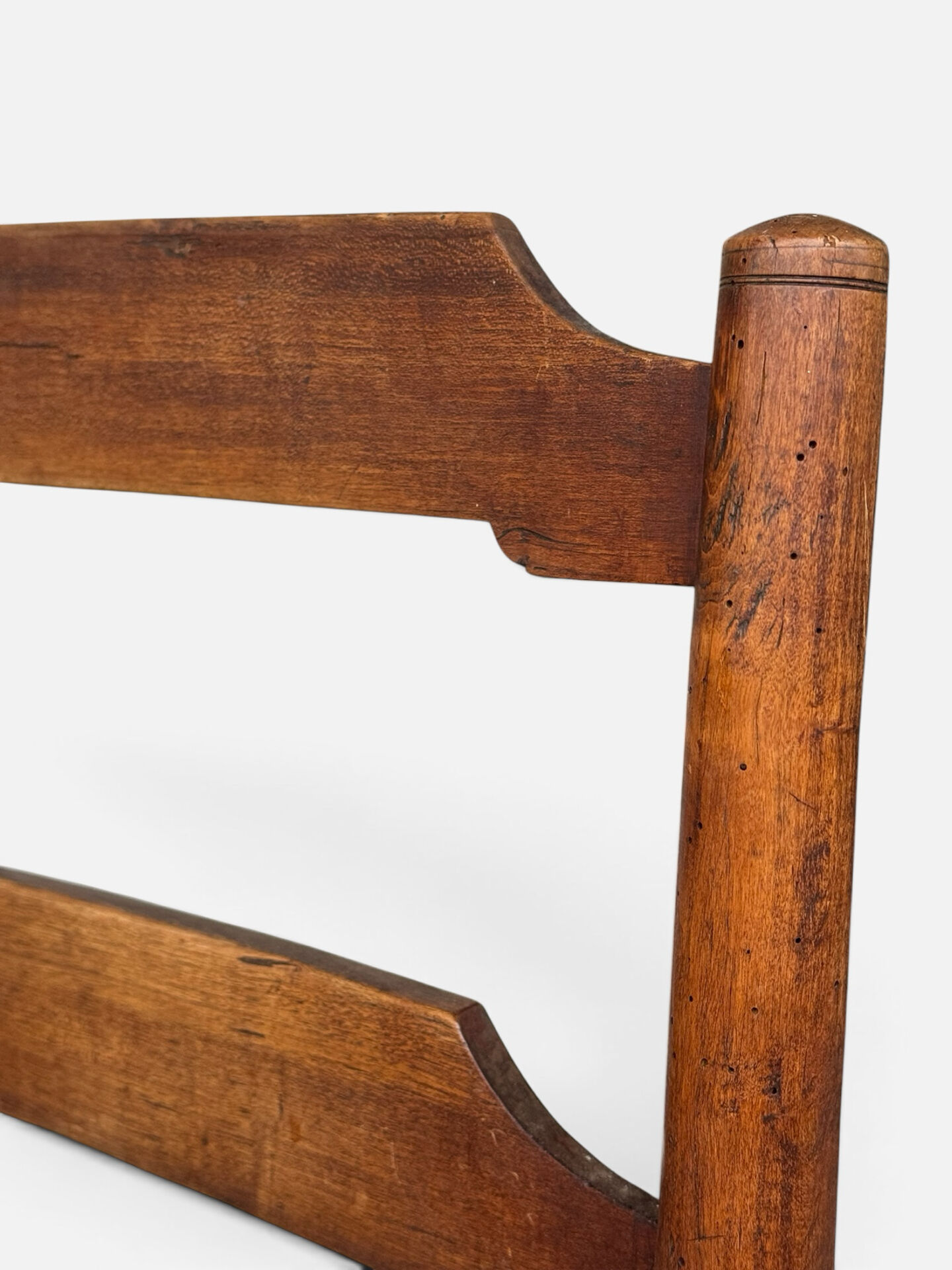 Antique rustic armchair in walnut and leather, 18th century.